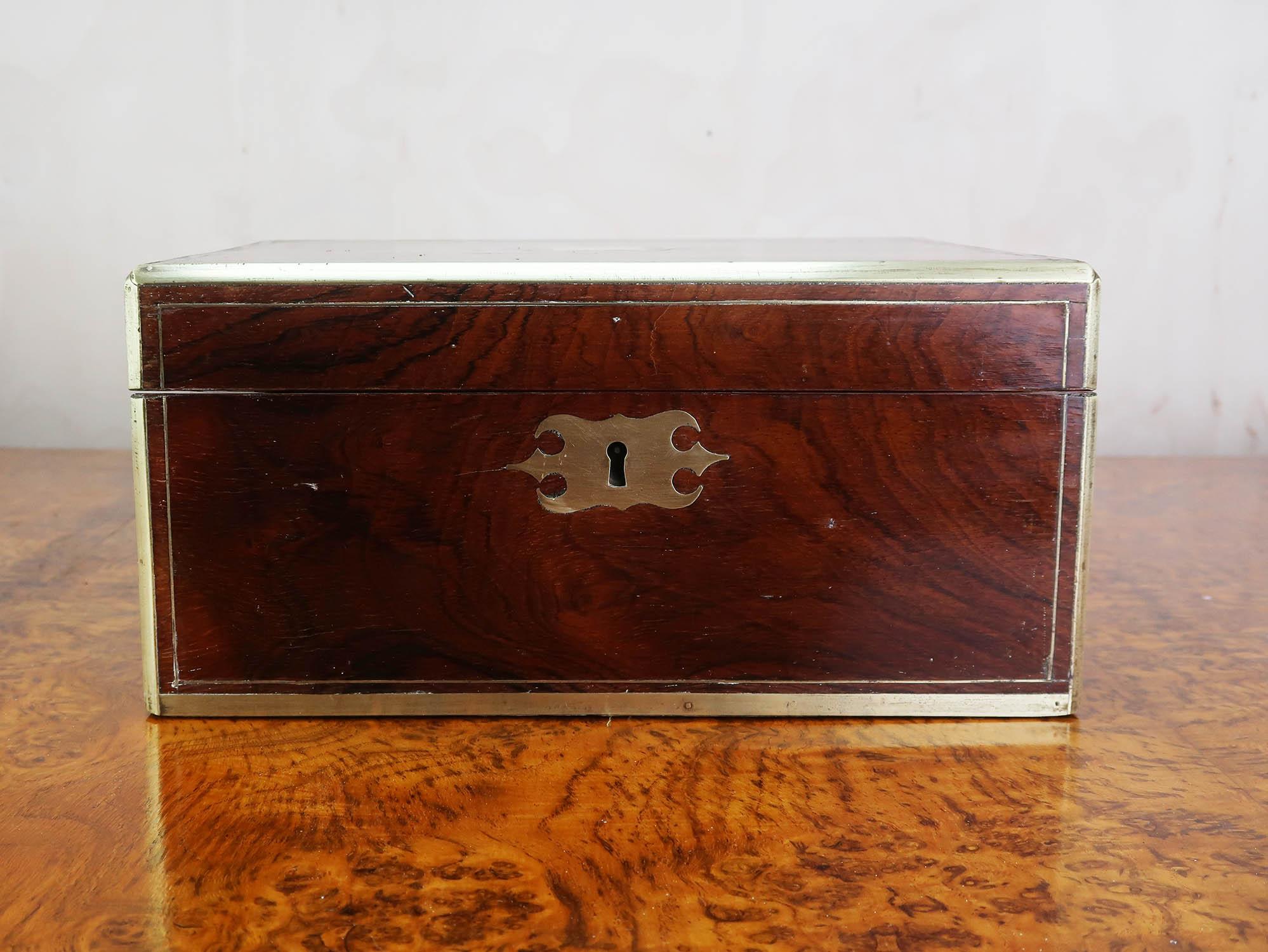 Caja de escritura de latón antiguo con cajones secretos. Inglés C.1830 en Bueno Estado en St Annes, Lancashire