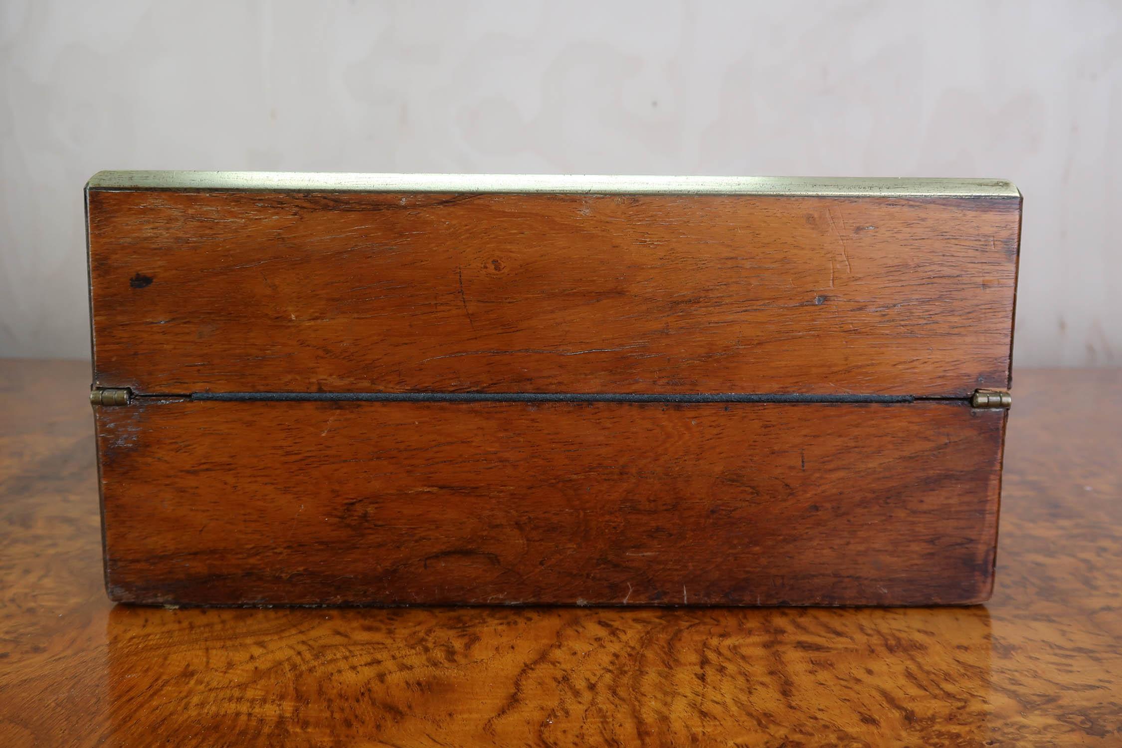 Caja de escritura de latón antiguo con cajones secretos. Inglés C.1830 Latón