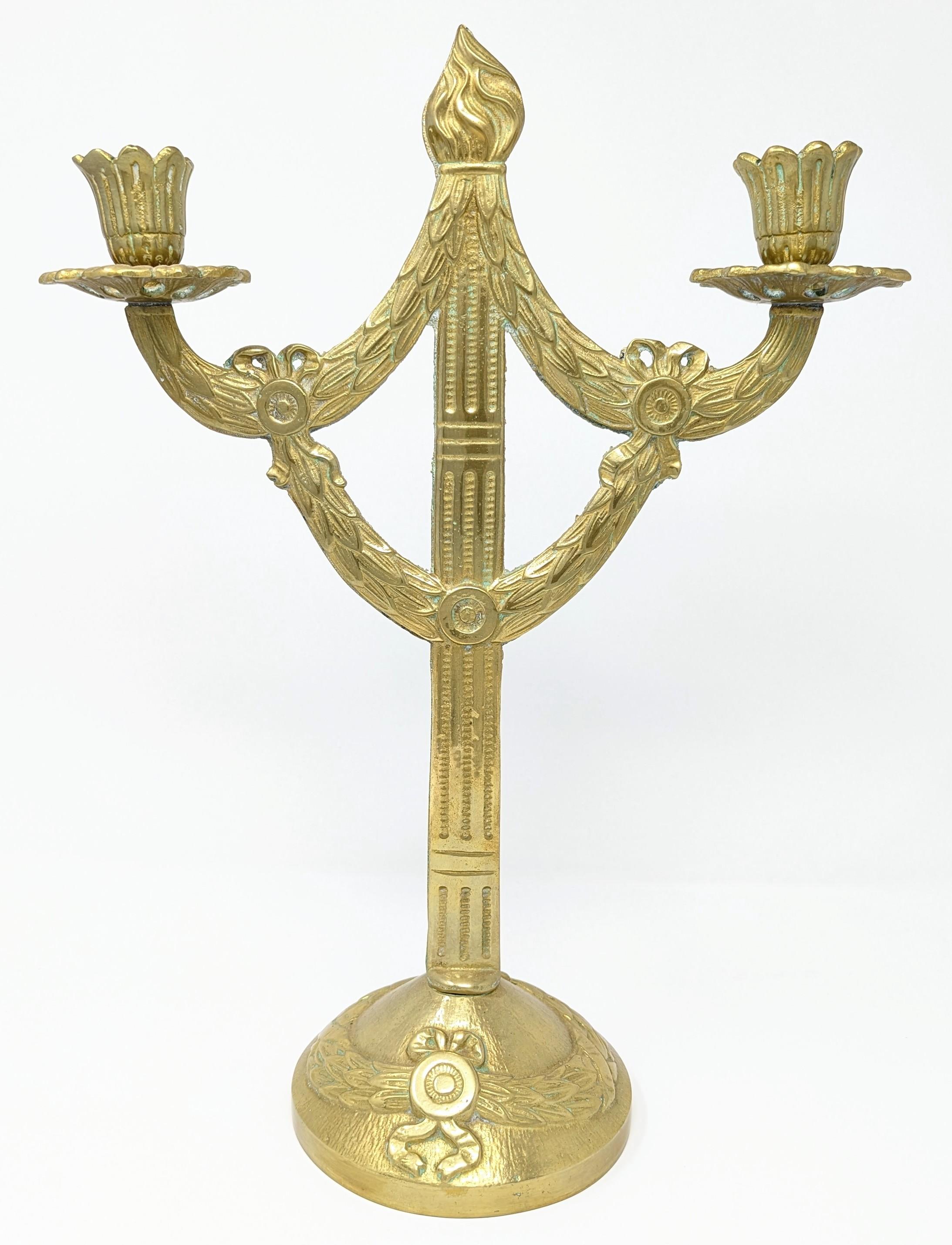 Autre Chandelier en laiton antique à deux bras avec design classique de rubans et de couronnes en vente