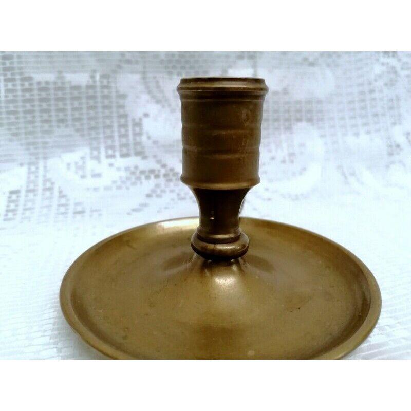 Antique decorative brass candle stick holder with finger loop in very good condition 
Please refer to the pictures for details, sizes and condition
Color: Gold
Dimensions: 11 W x 6 H cm
Condition: Used - An item that has been previously used.