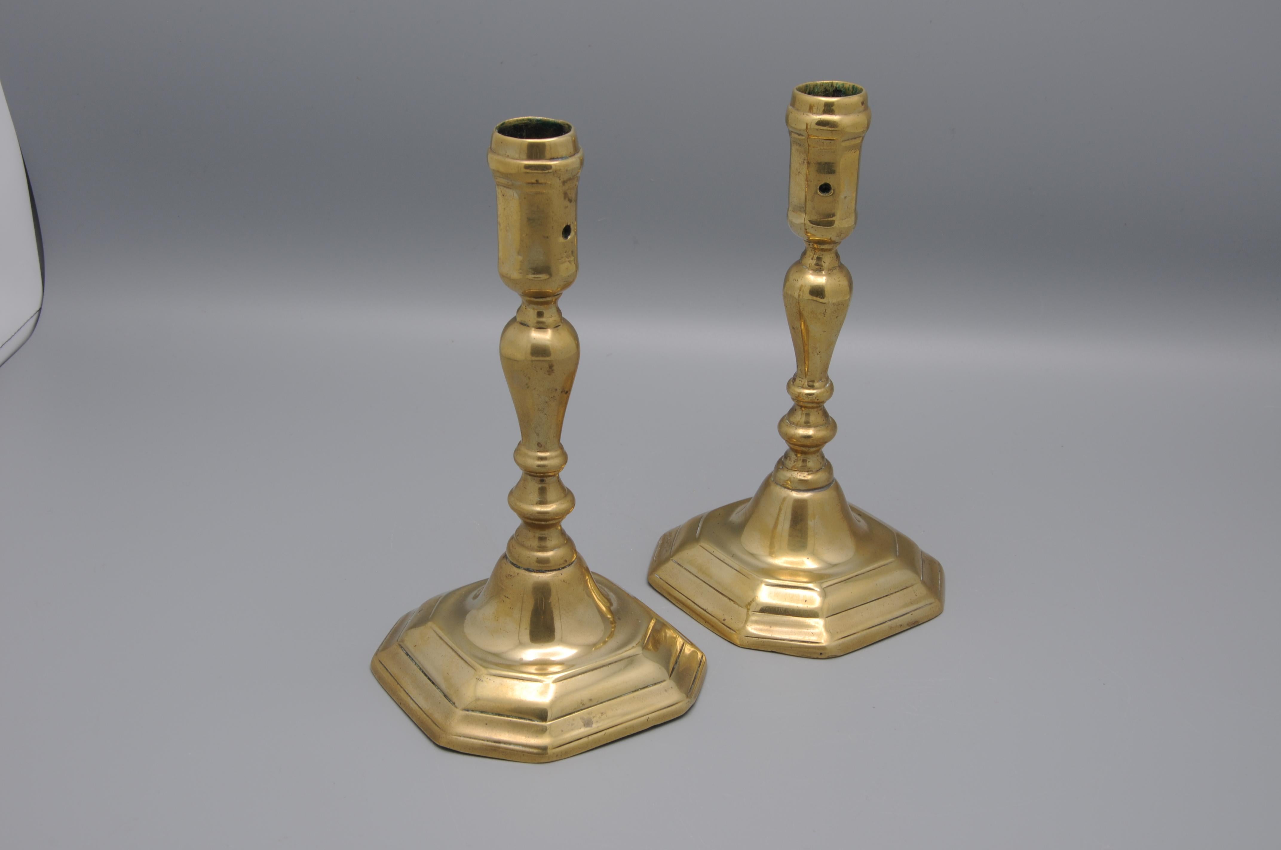 Candeleros antiguos de latón Siglo XVIII - Barroco Holandés en venta