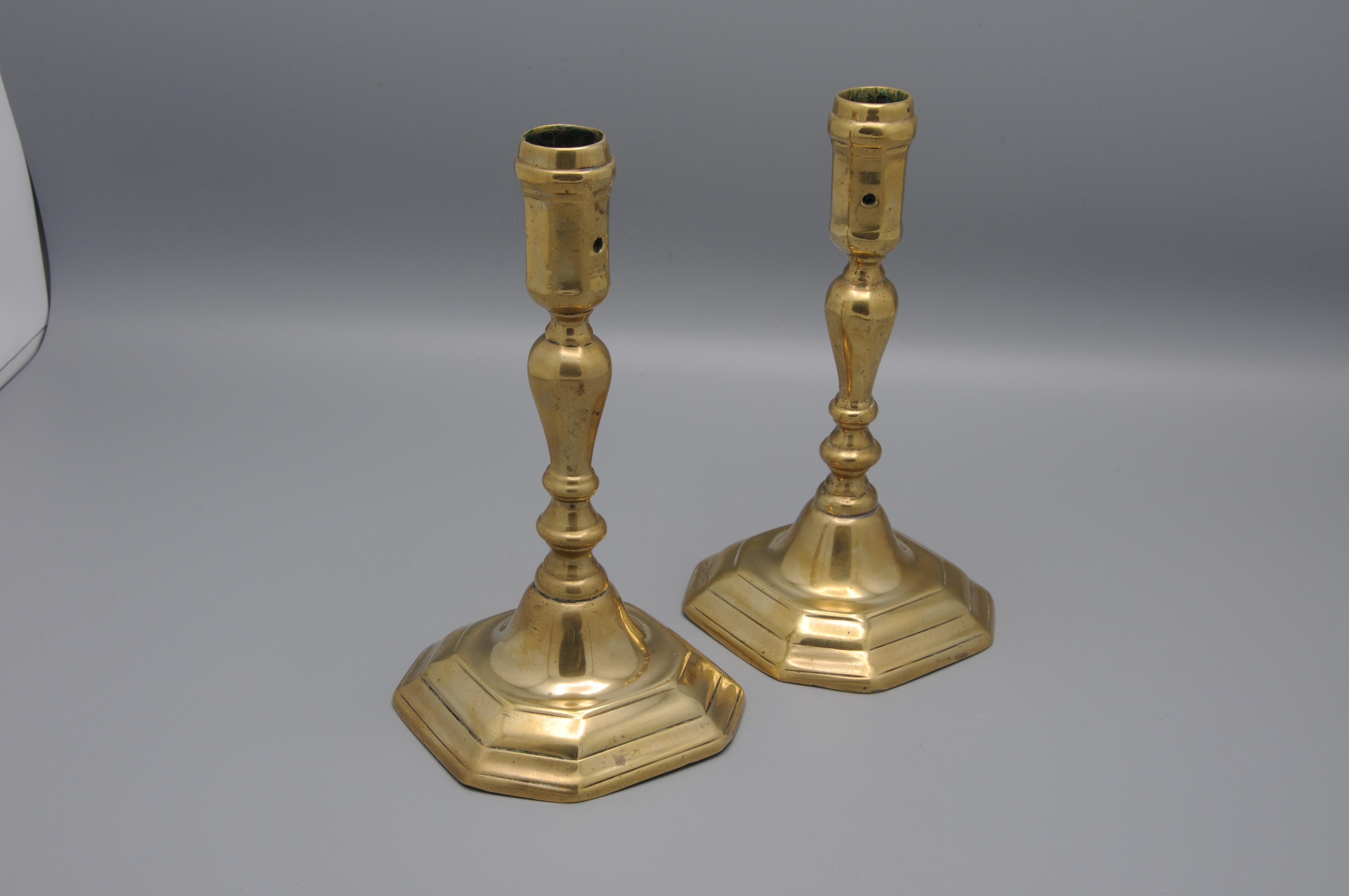 Candeleros antiguos de latón Siglo XVIII - Barroco Transformado en venta
