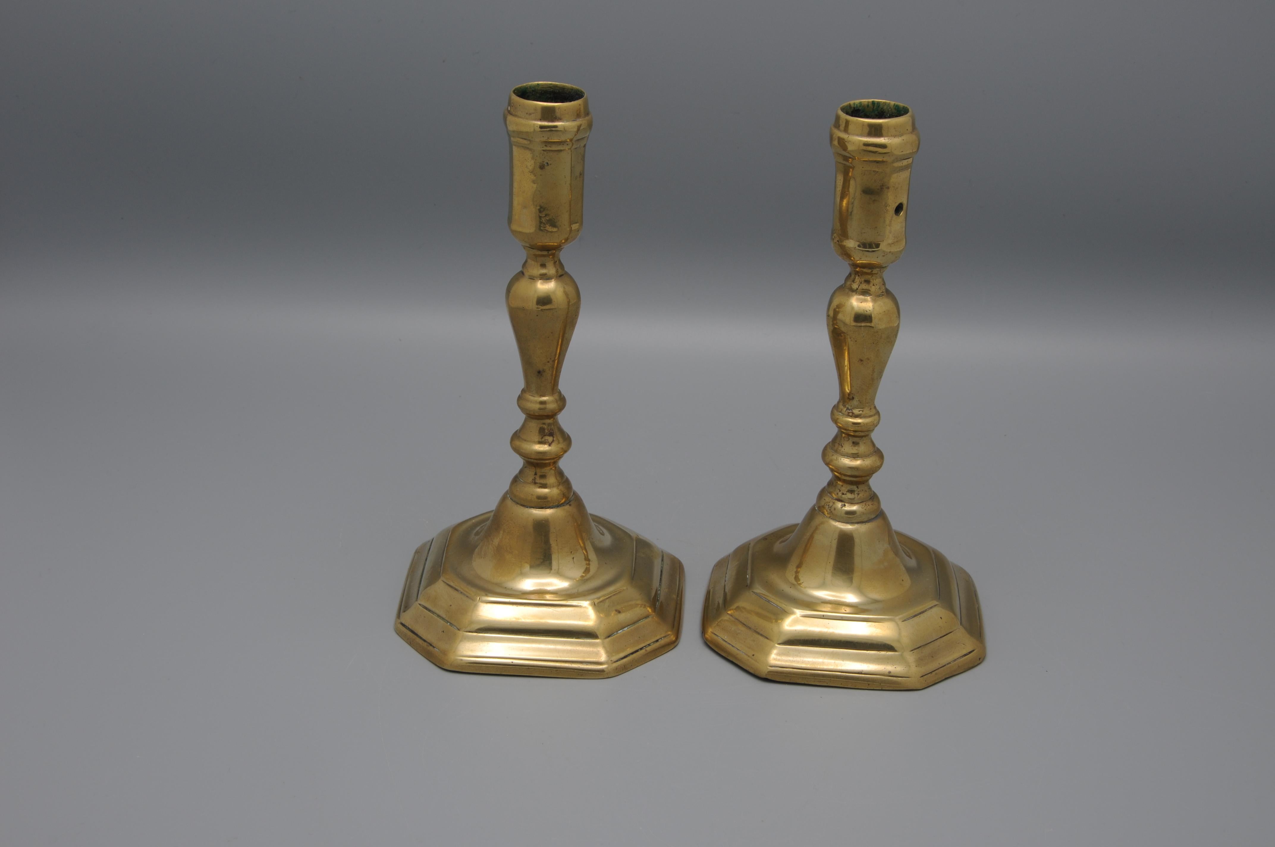 Candeleros antiguos de latón Siglo XVIII - Barroco en Bueno estado para la venta en DELFT, NL