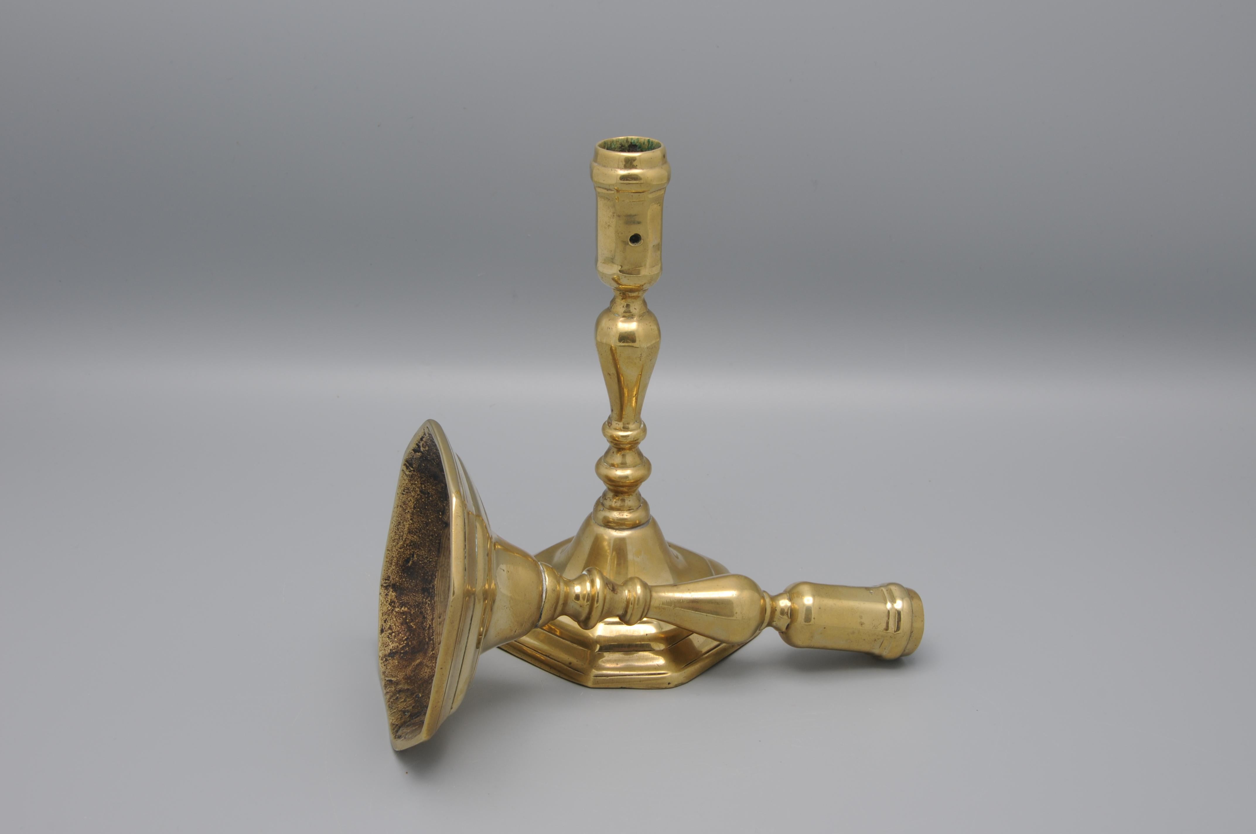 Candeleros antiguos de latón Siglo XVIII - Barroco en venta 1