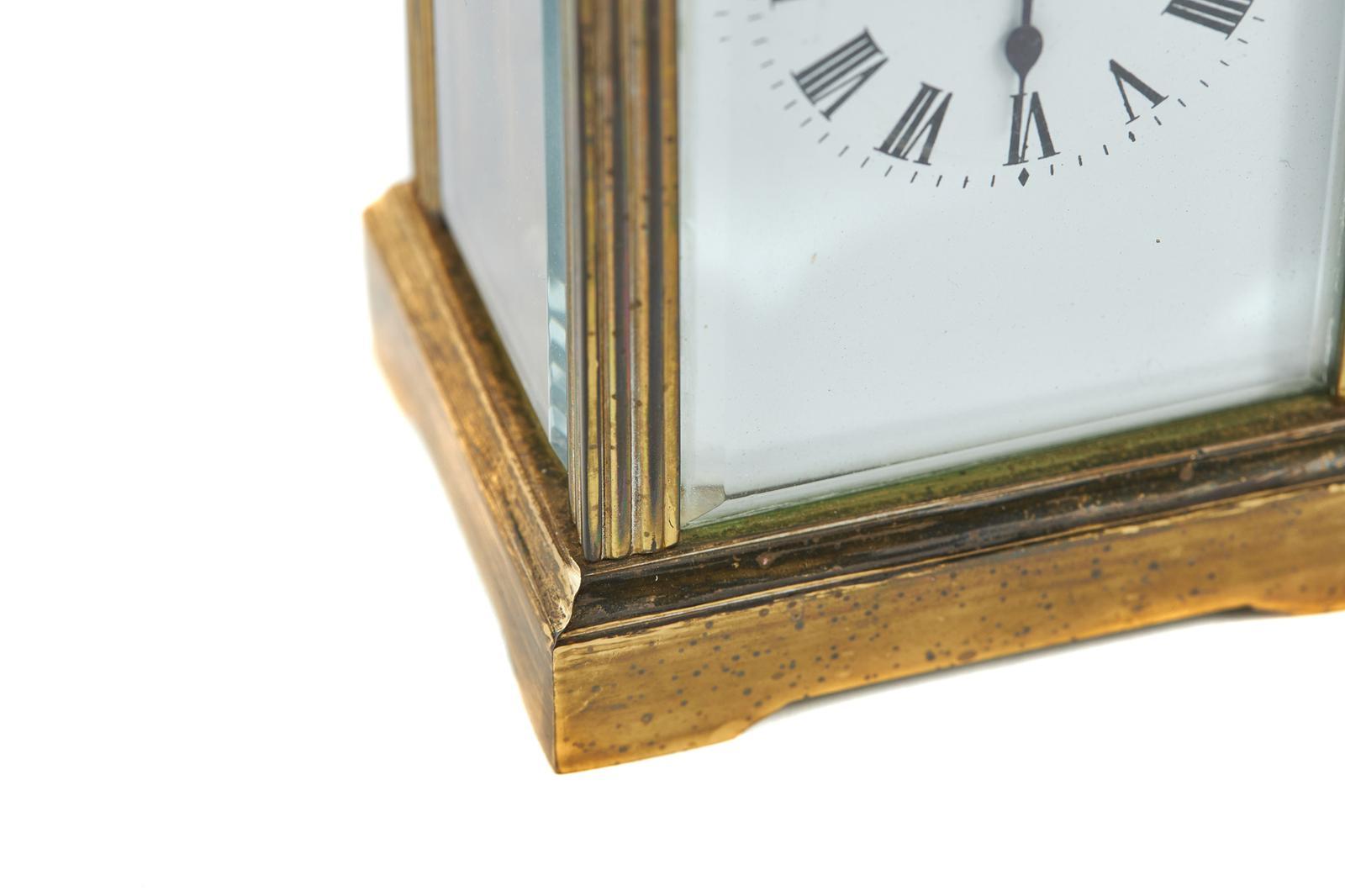 Antique brass carriage clock, dating to the Edwardian era, having a quality brass case, 8 day French movement. Enamelled dial bearing Roman numerals and elegant original hands and bevelled edge glass.