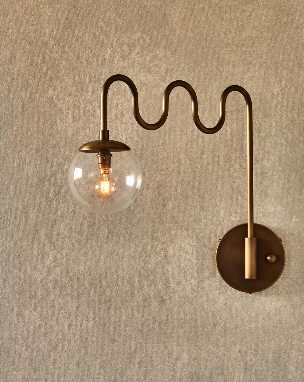 Moderno Sconce Cecil in ottone antico - Globo in vetro trasparente in vendita