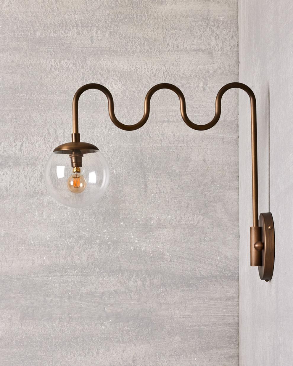Americano Sconce Cecil in ottone antico - Globo in vetro trasparente in vendita