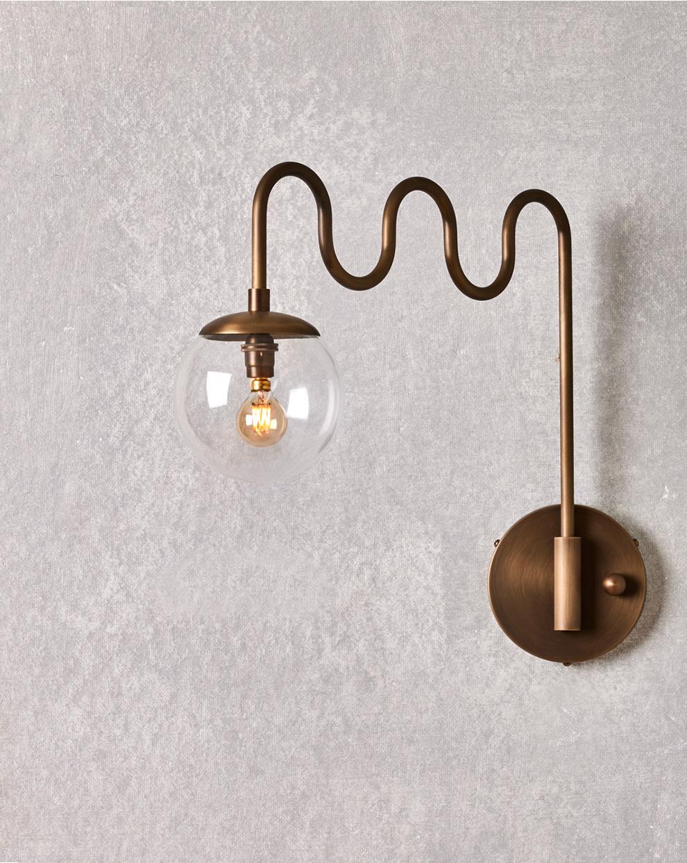 Sconce Cecil in ottone antico - Globo in vetro trasparente In condizioni Nuovo in vendita a Philadelphia, PA