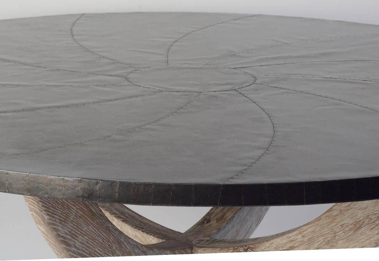 Table centrale en laiton antique. Le laiton est en feuilles et recouvre un plateau en bois. Le laiton a été oxydé pour un aspect fini avec des pieds en bois.