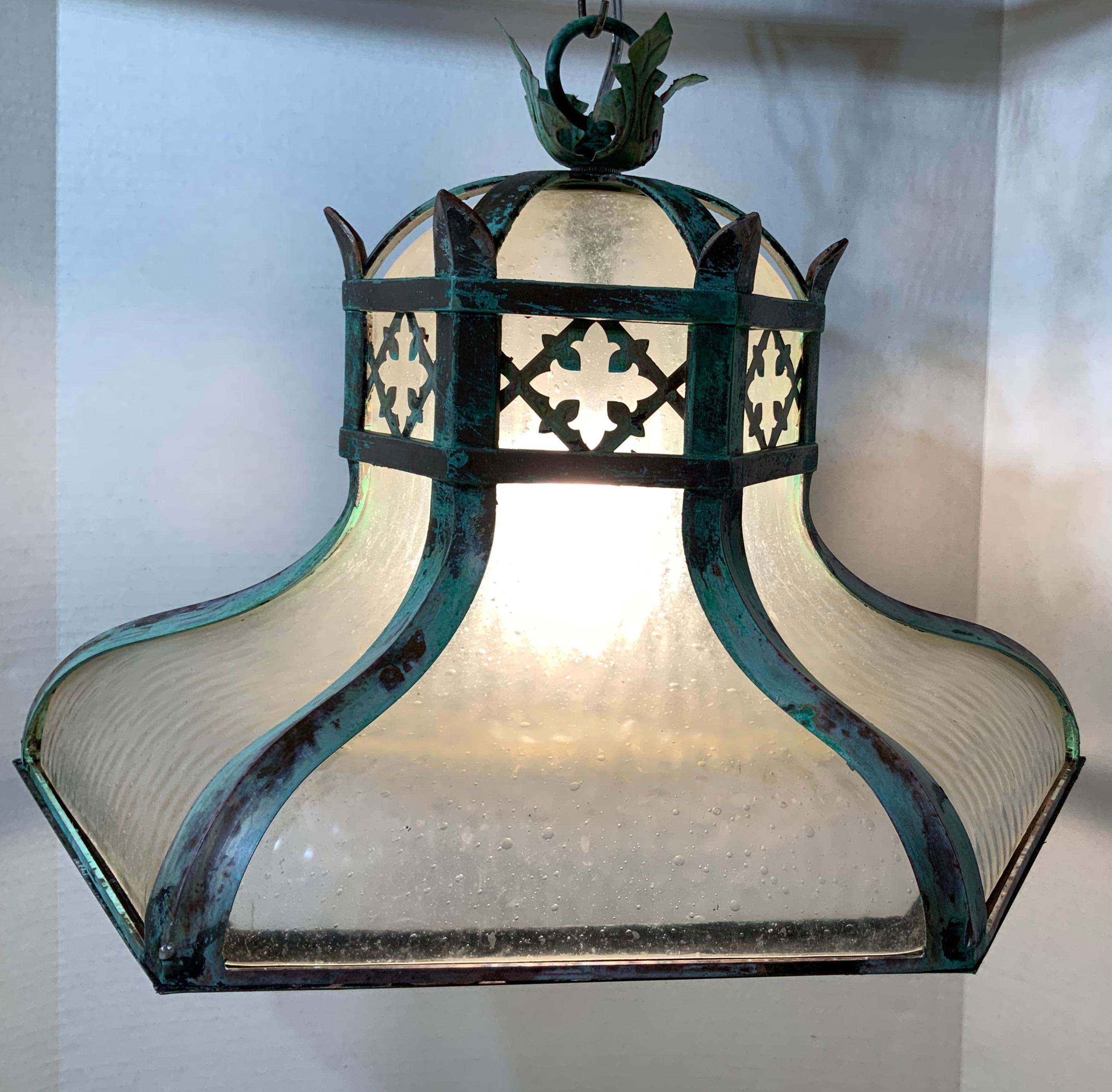 Eleganter antiker Kronleuchter aus massivem Messing mit mundgeblasenem Glas im Inneren. Außergewöhnlicher Stil der Krone Blick mit schönen oxidierten grünliche Patina. Neu verkabelt mit einem Licht, schauen Sie sich die Kapazität des Lichts auf den