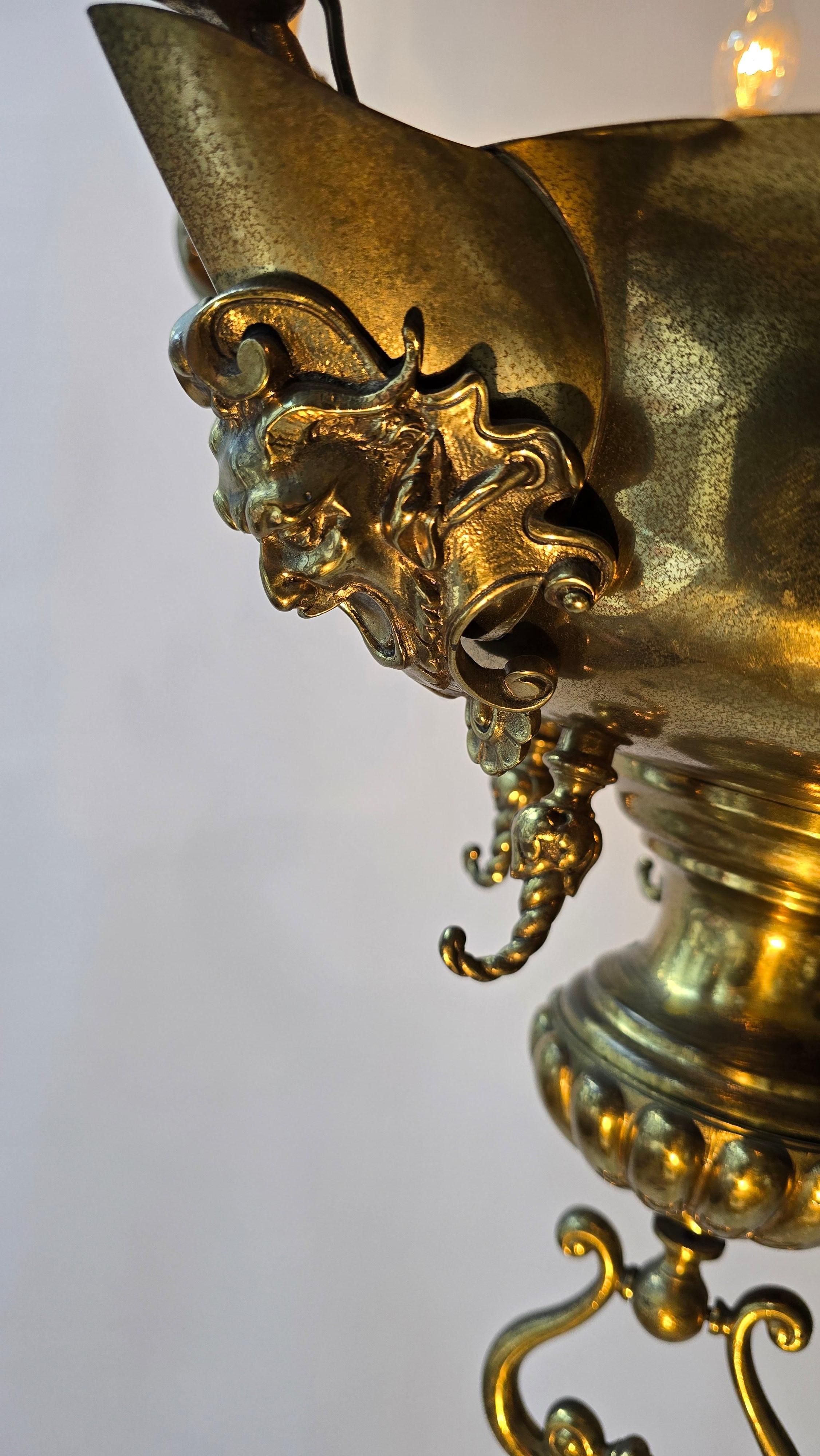 Antique  Lustre en laiton avec masques grotesque en vente 3