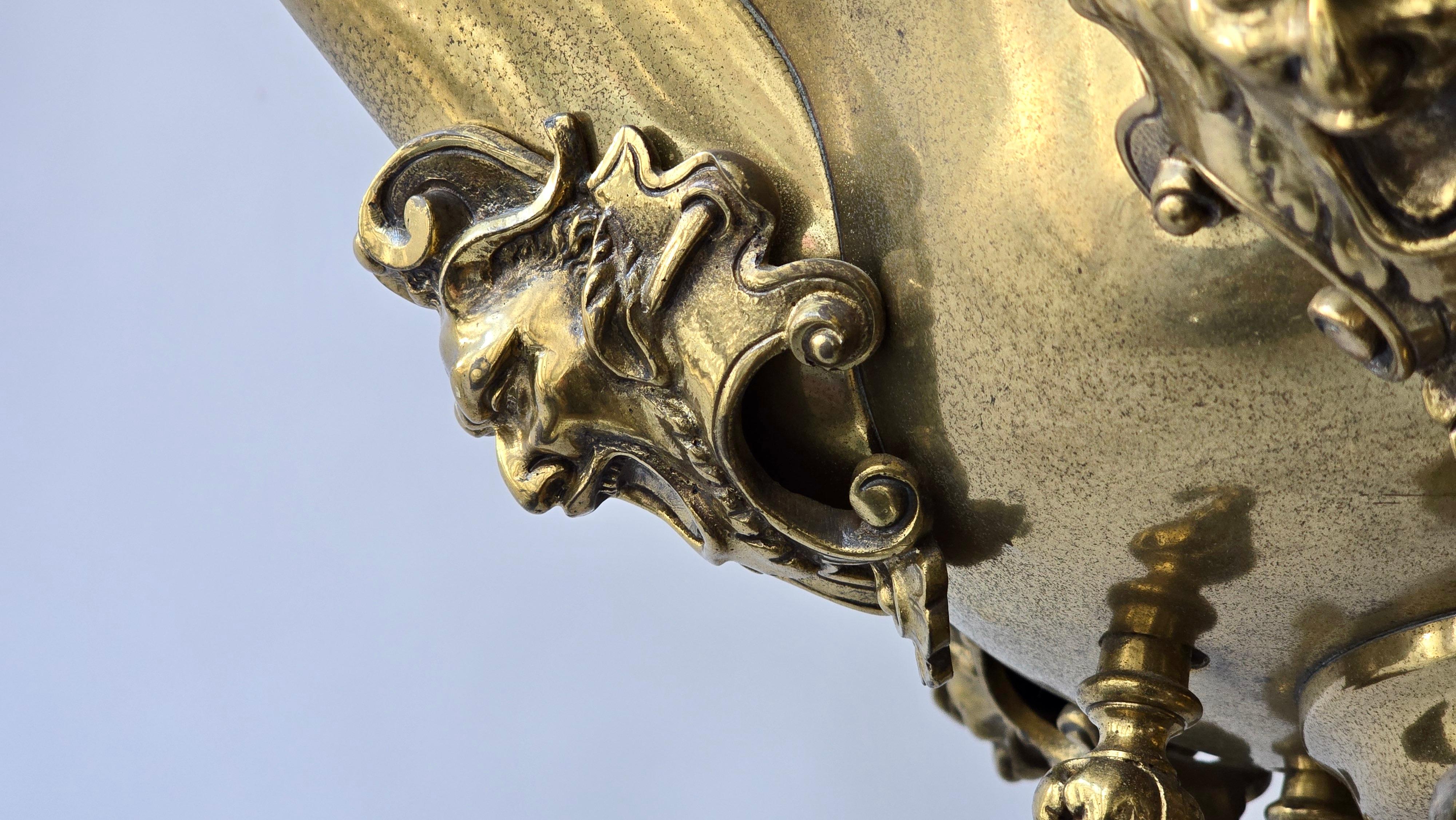Antique  Lustre en laiton avec masques grotesque en vente 4