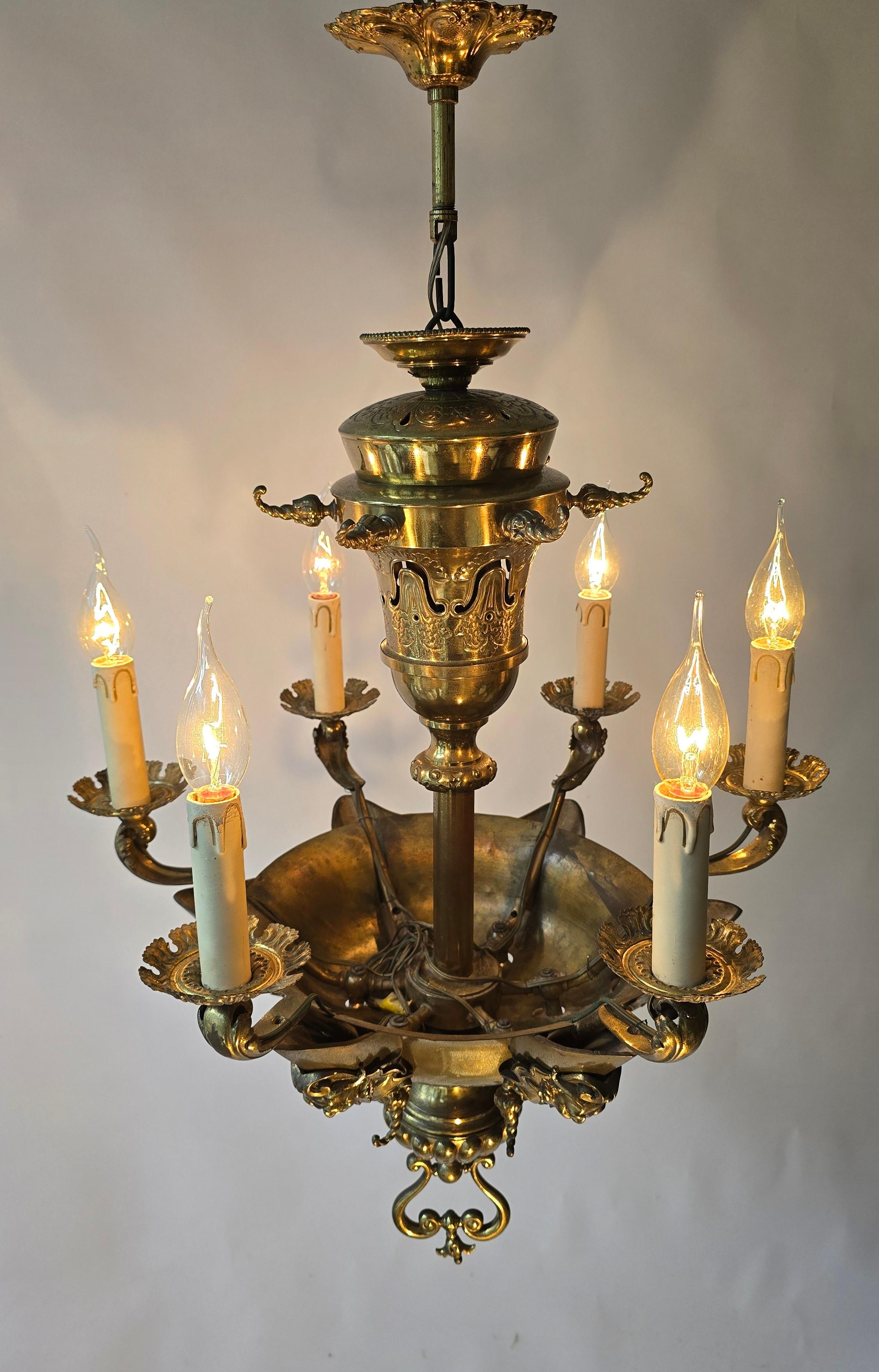 Antique  Lustre en laiton avec masques grotesque en vente 5