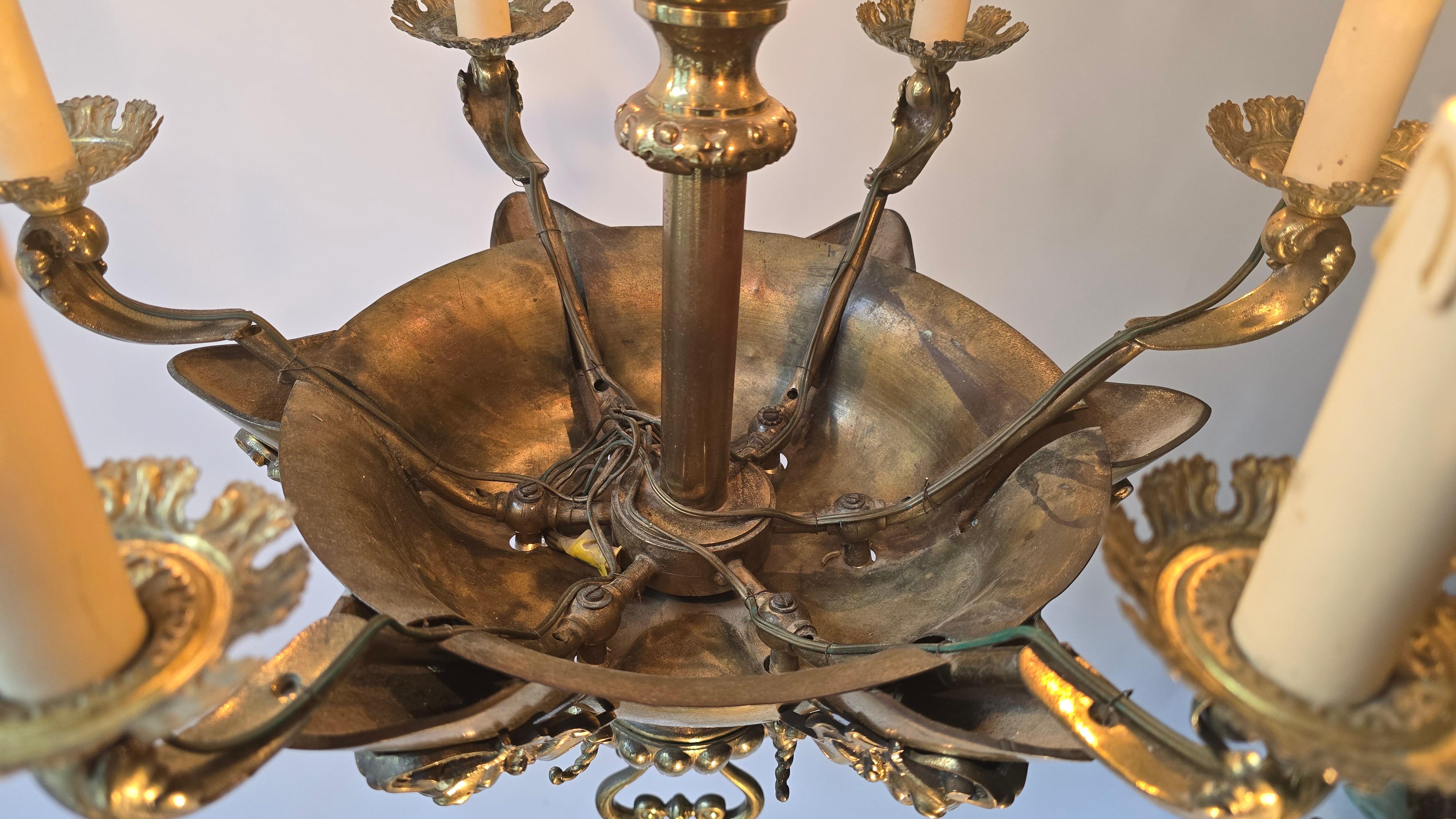 Antique  Lustre en laiton avec masques grotesque en vente 6
