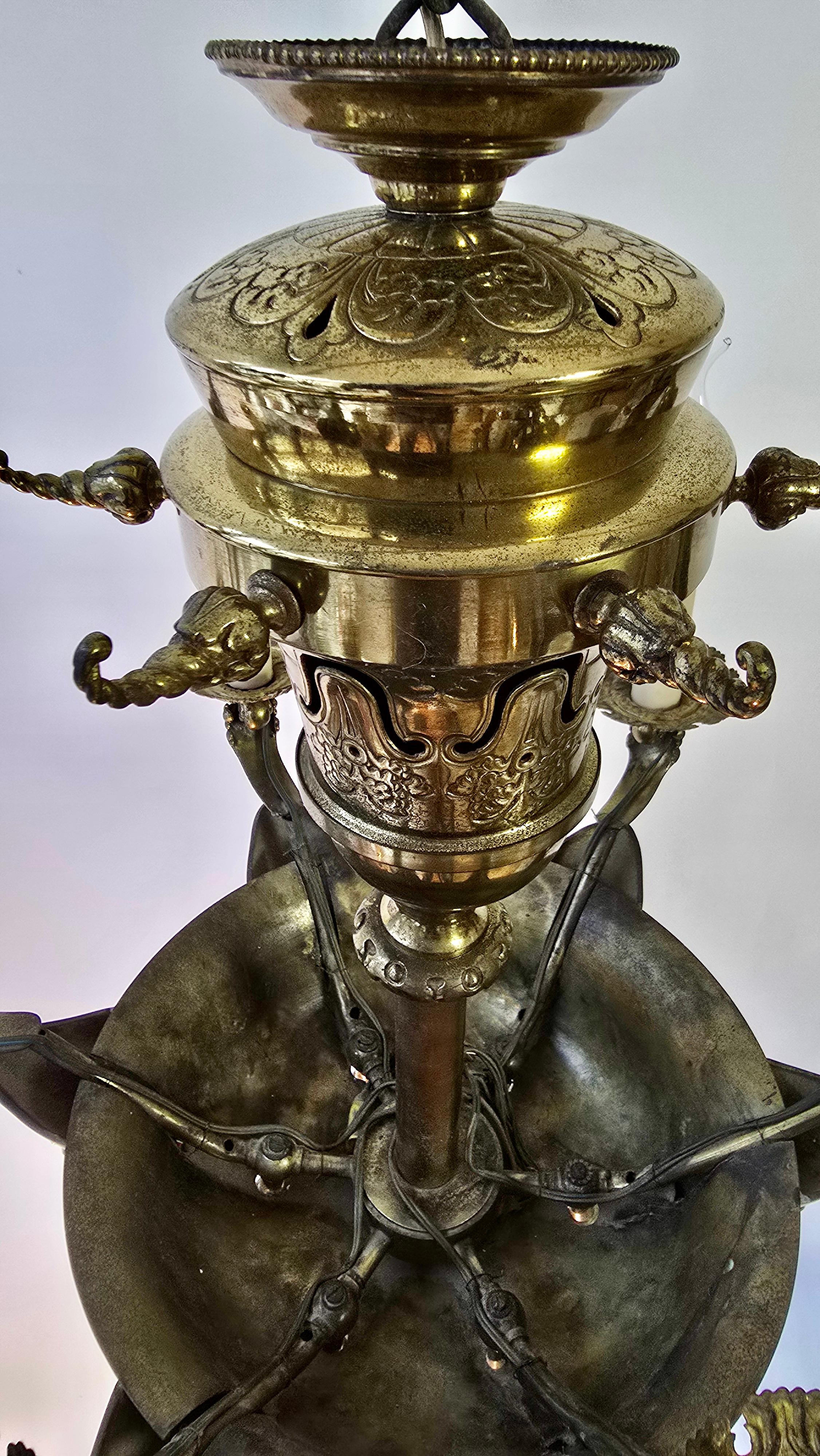 Antique  Lustre en laiton avec masques grotesque en vente 7