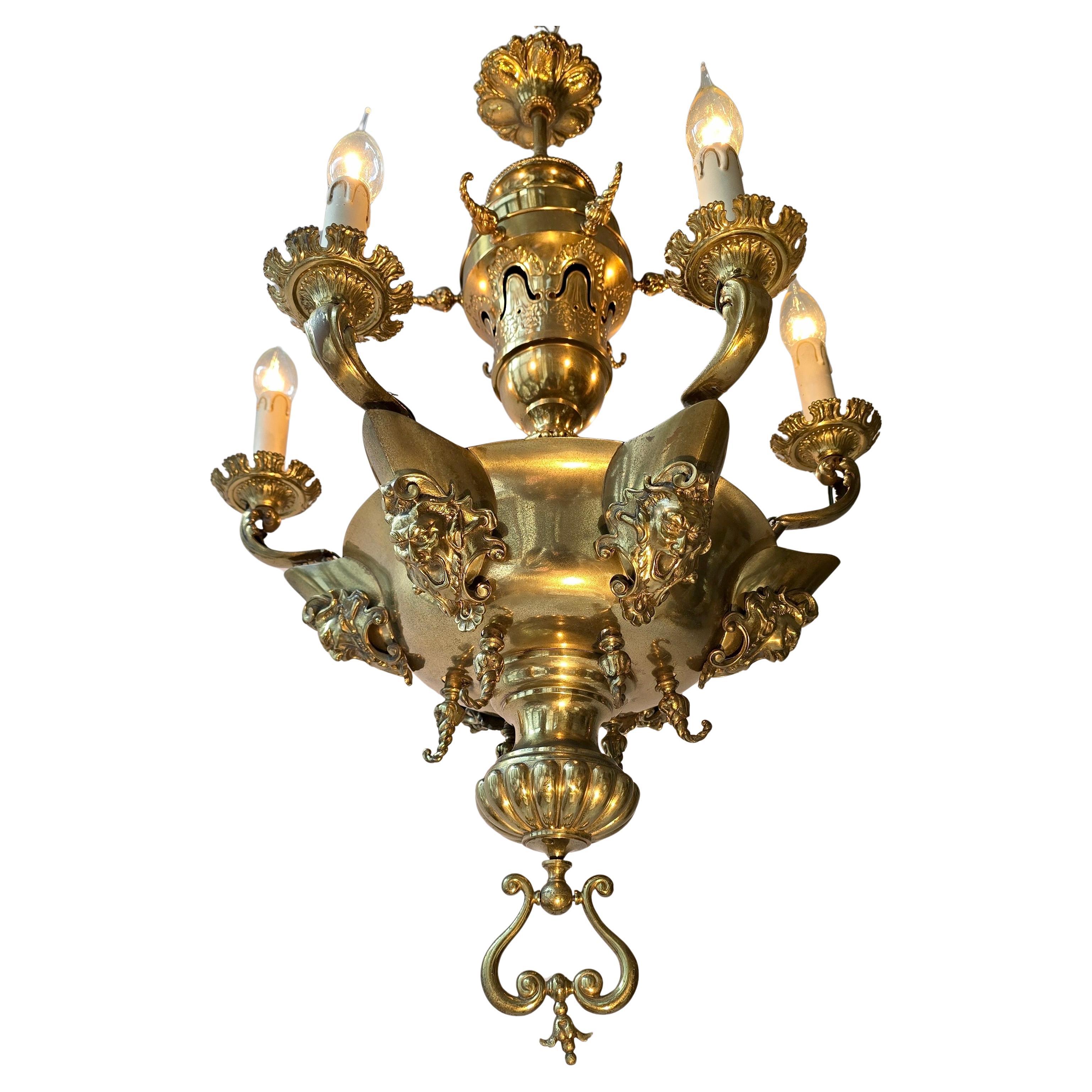 Lustre ancien en laiton doré avec masques grotesques - Néo-Baroque / Néo-Renaissance - 19e / Début 20e siècle
Description :
Rare et imposant lustre ancien de style néo-baroque / néo-Renaissance, en laiton doré.

La caractéristique la plus frappante