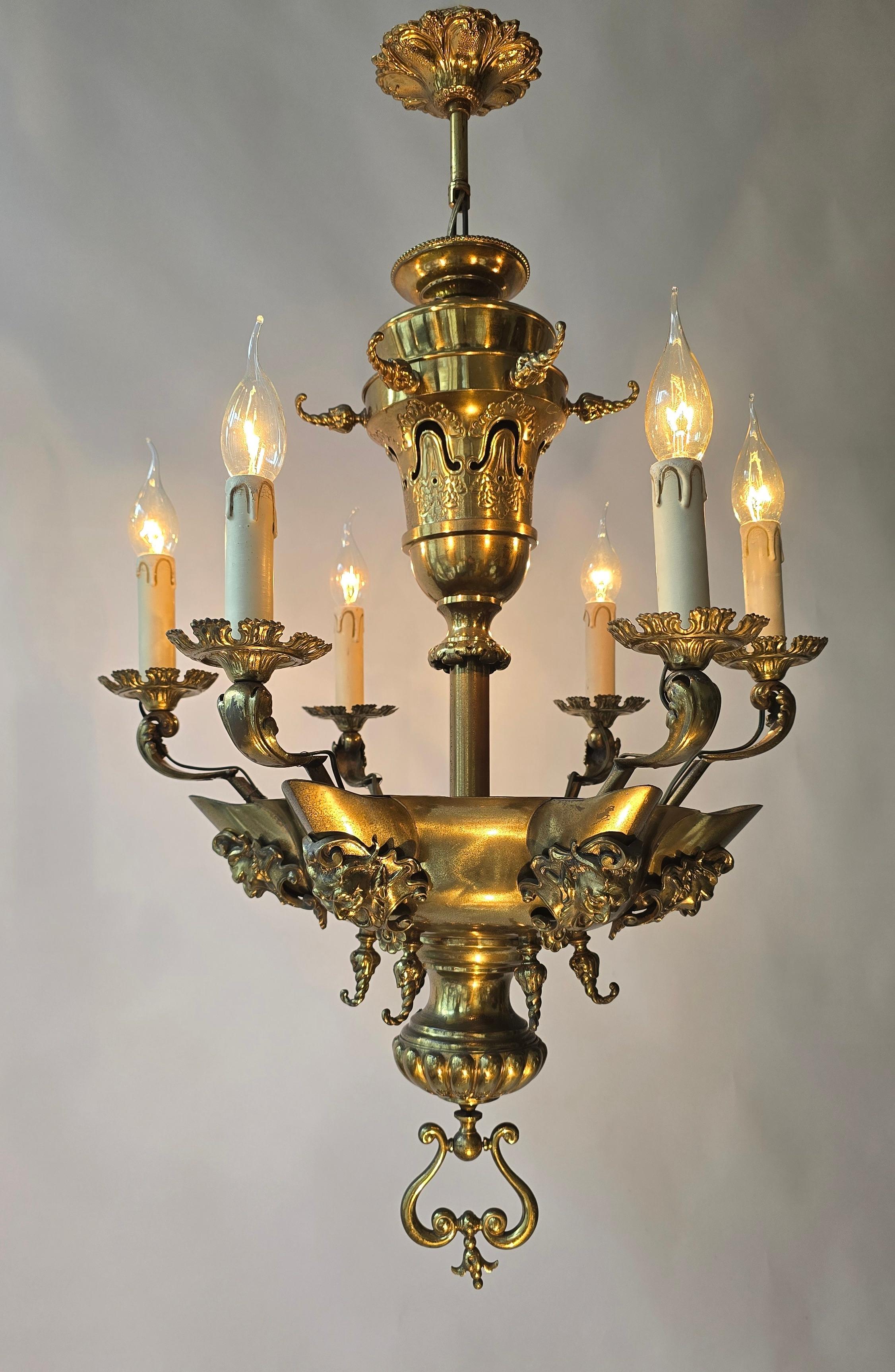 Baroque Antique  Lustre en laiton avec masques grotesque en vente