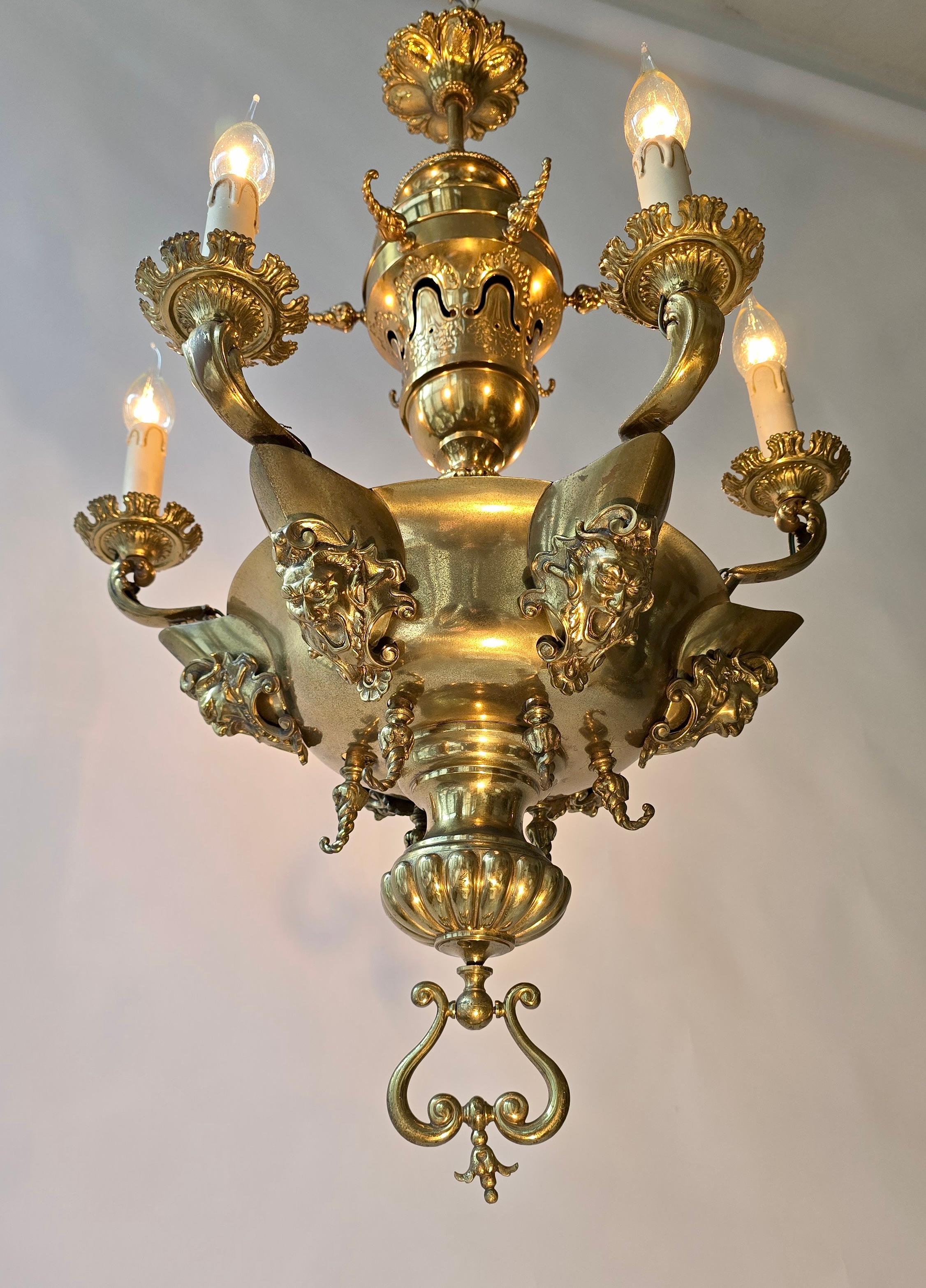 Français Antique  Lustre en laiton avec masques grotesque en vente