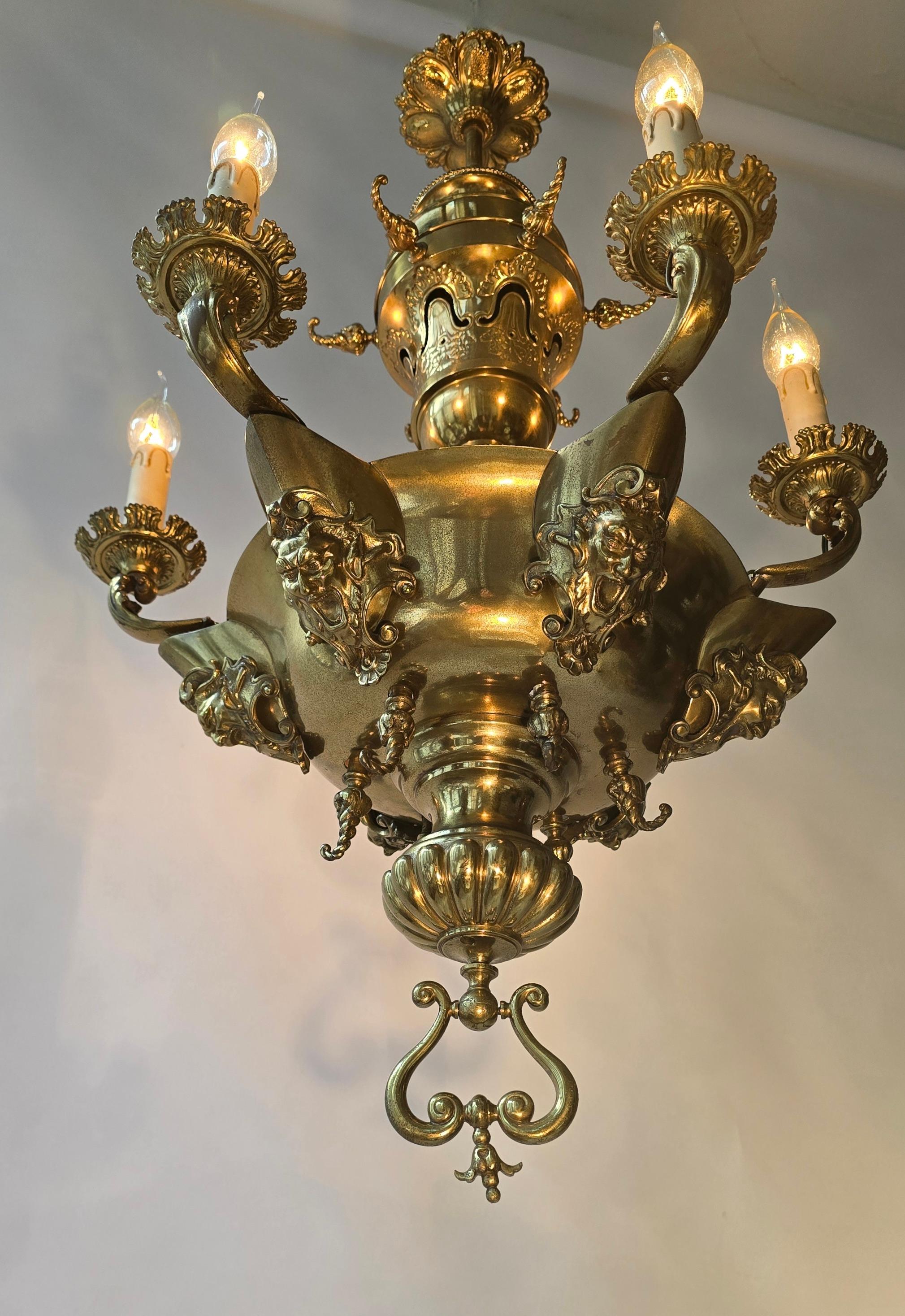 Antique  Lustre en laiton avec masques grotesque Bon état - En vente à Antwerp, BE