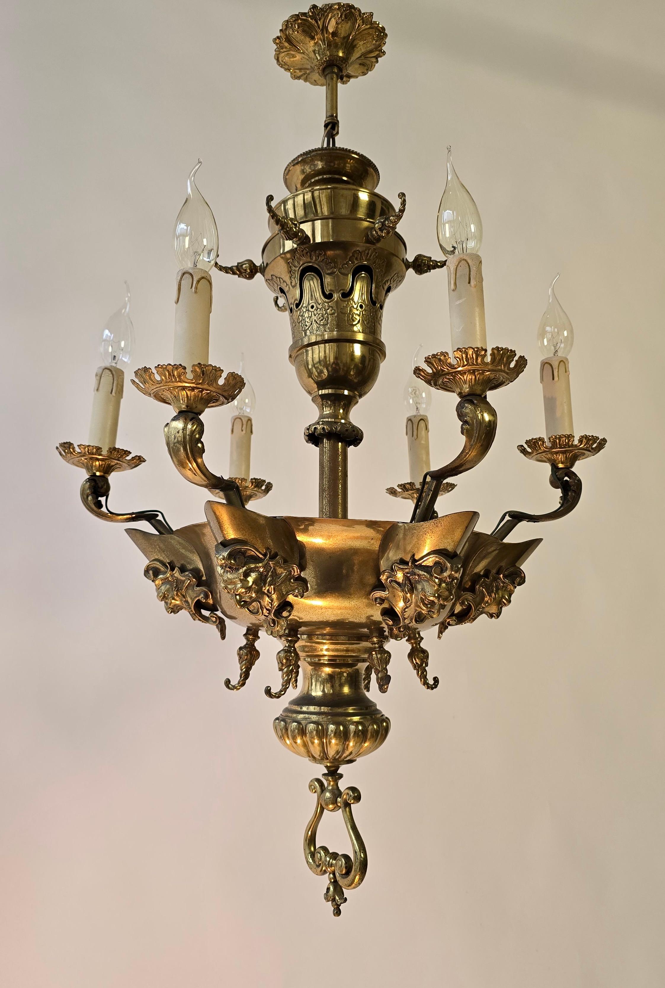 XIXe siècle Antique  Lustre en laiton avec masques grotesque en vente