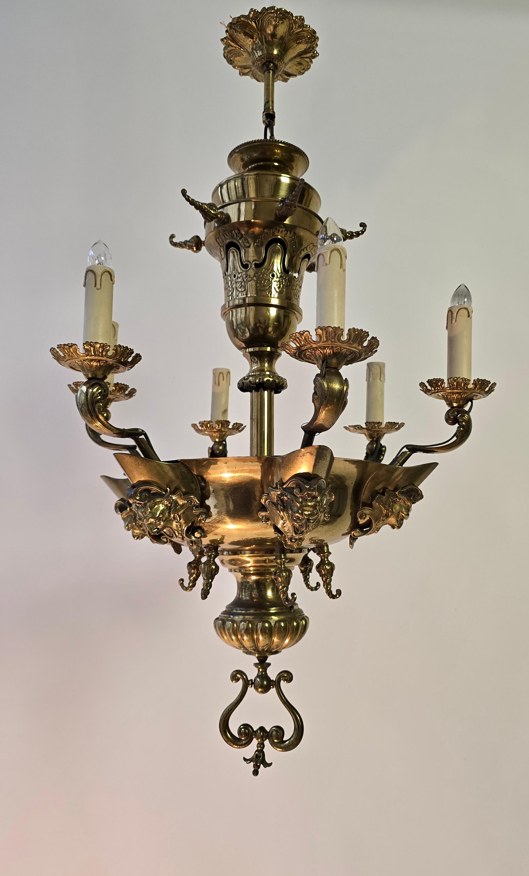 Antique  Lustre en laiton avec masques grotesque en vente 2