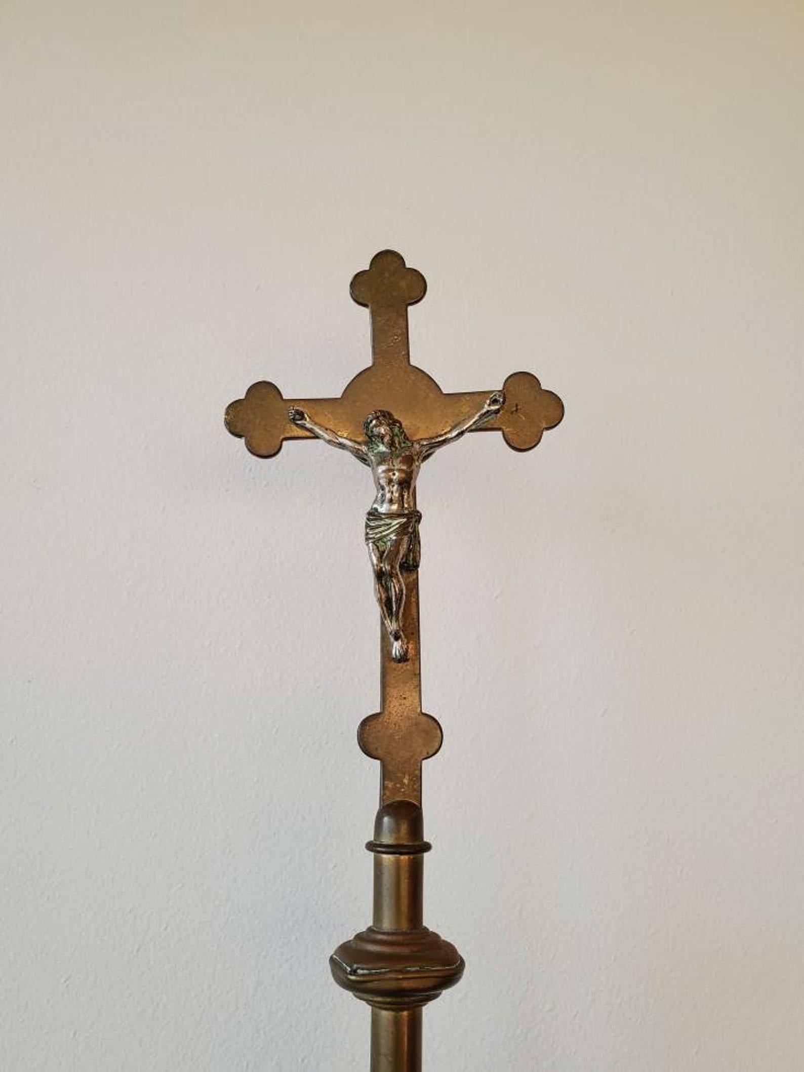 Antikes Kirchenprozessionelles Kreuz aus Messing im Zustand „Gut“ im Angebot in Forney, TX