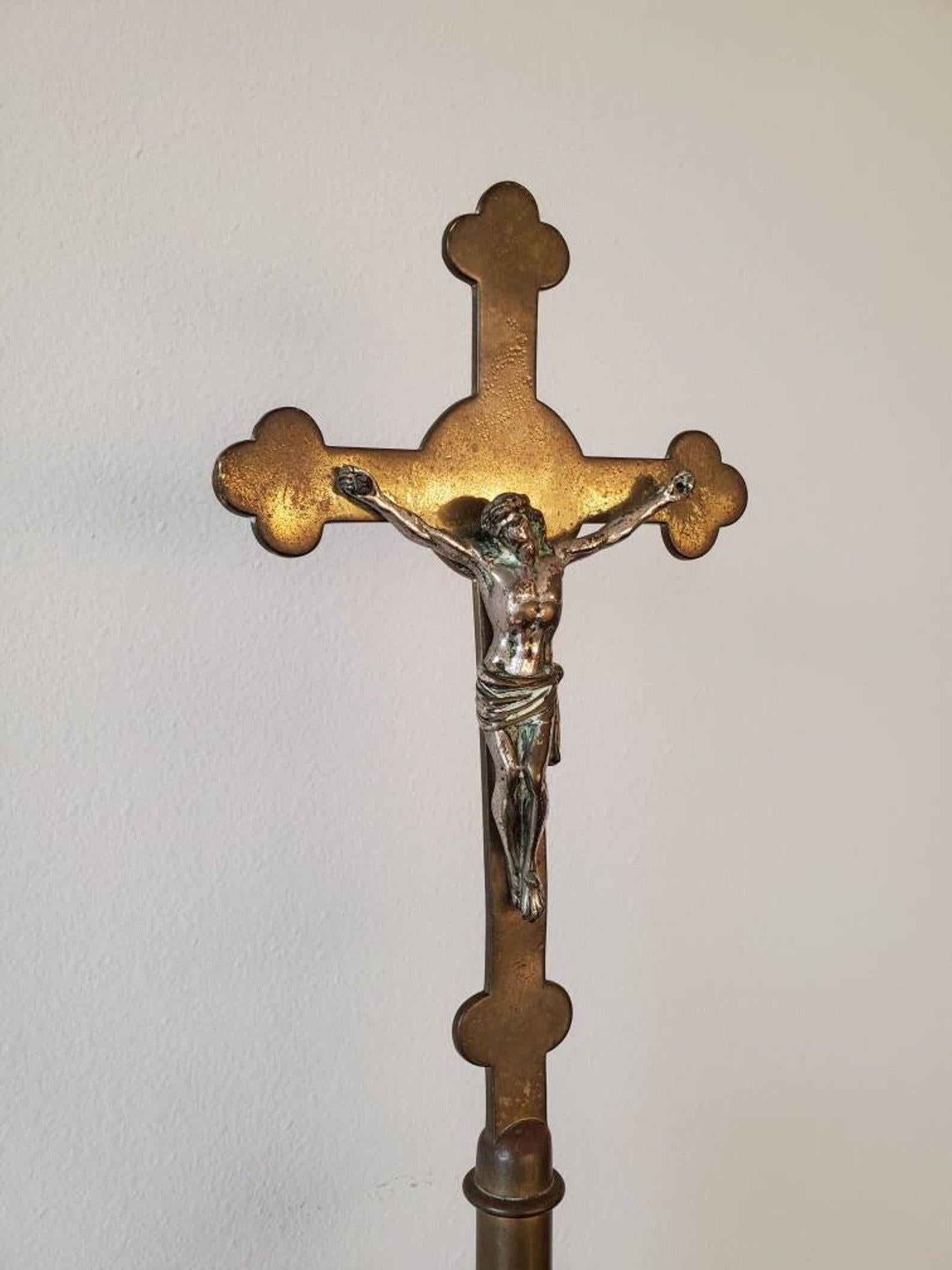 Croix de procession d'église ancienne en laiton Bon état - En vente à Forney, TX