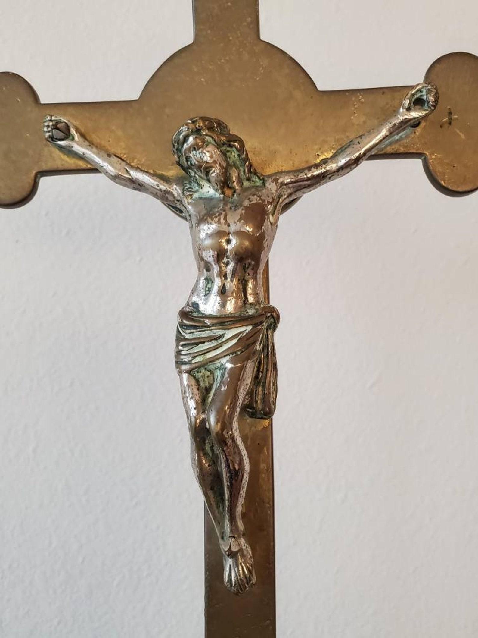 Antikes Kirchenprozessionelles Kreuz aus Messing im Angebot 1