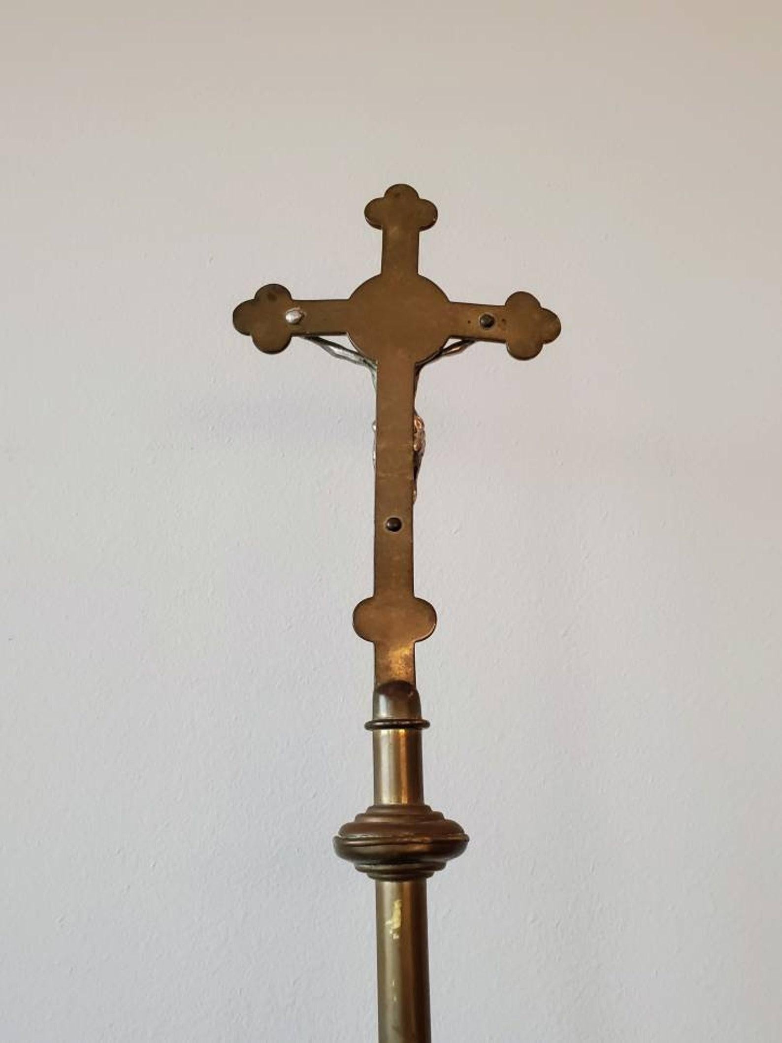 Croix de procession d'église ancienne en laiton en vente 2