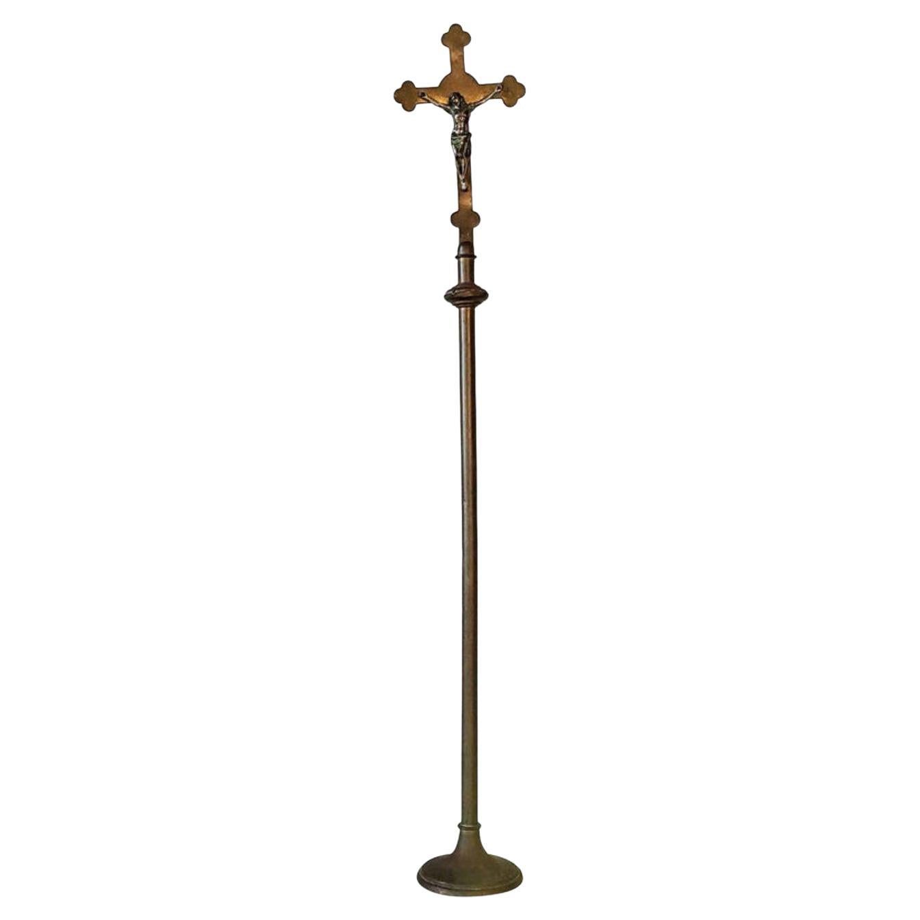 Antikes Kirchenprozessionelles Kreuz aus Messing im Angebot