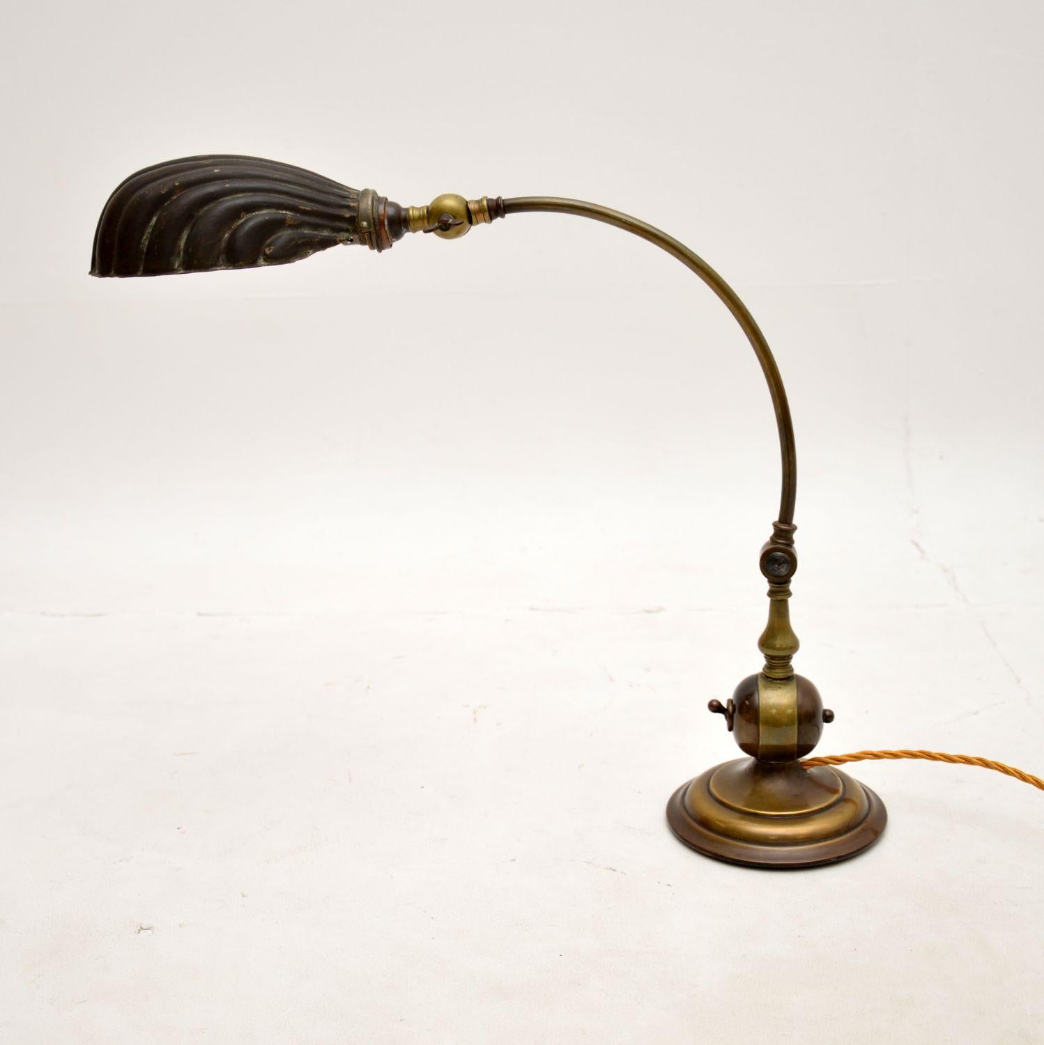 Art déco Lampe de bureau pour banquier en laiton antique avec coquille en vente