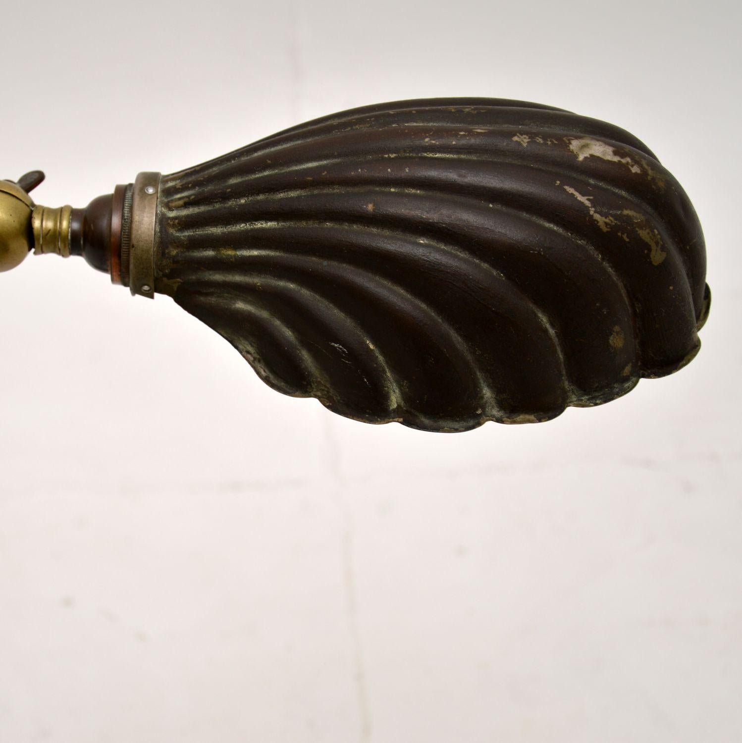 Britannique Lampe de bureau pour banquier en laiton antique avec coquille en vente