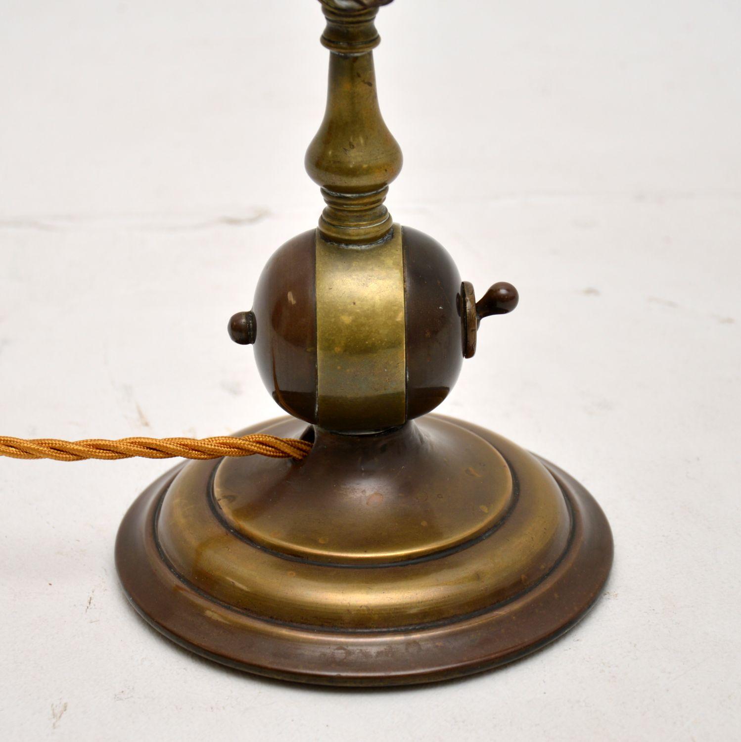 Début du 20ème siècle Lampe de bureau pour banquier en laiton antique avec coquille en vente