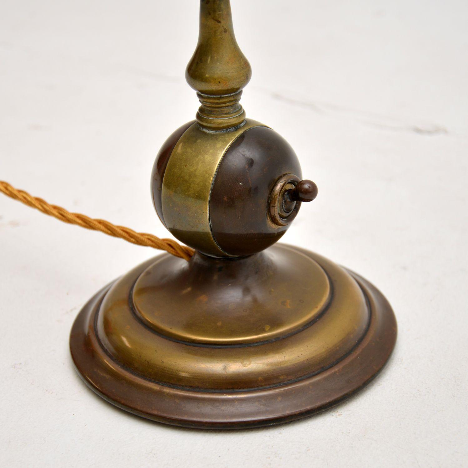 Laiton Lampe de bureau pour banquier en laiton antique avec coquille en vente