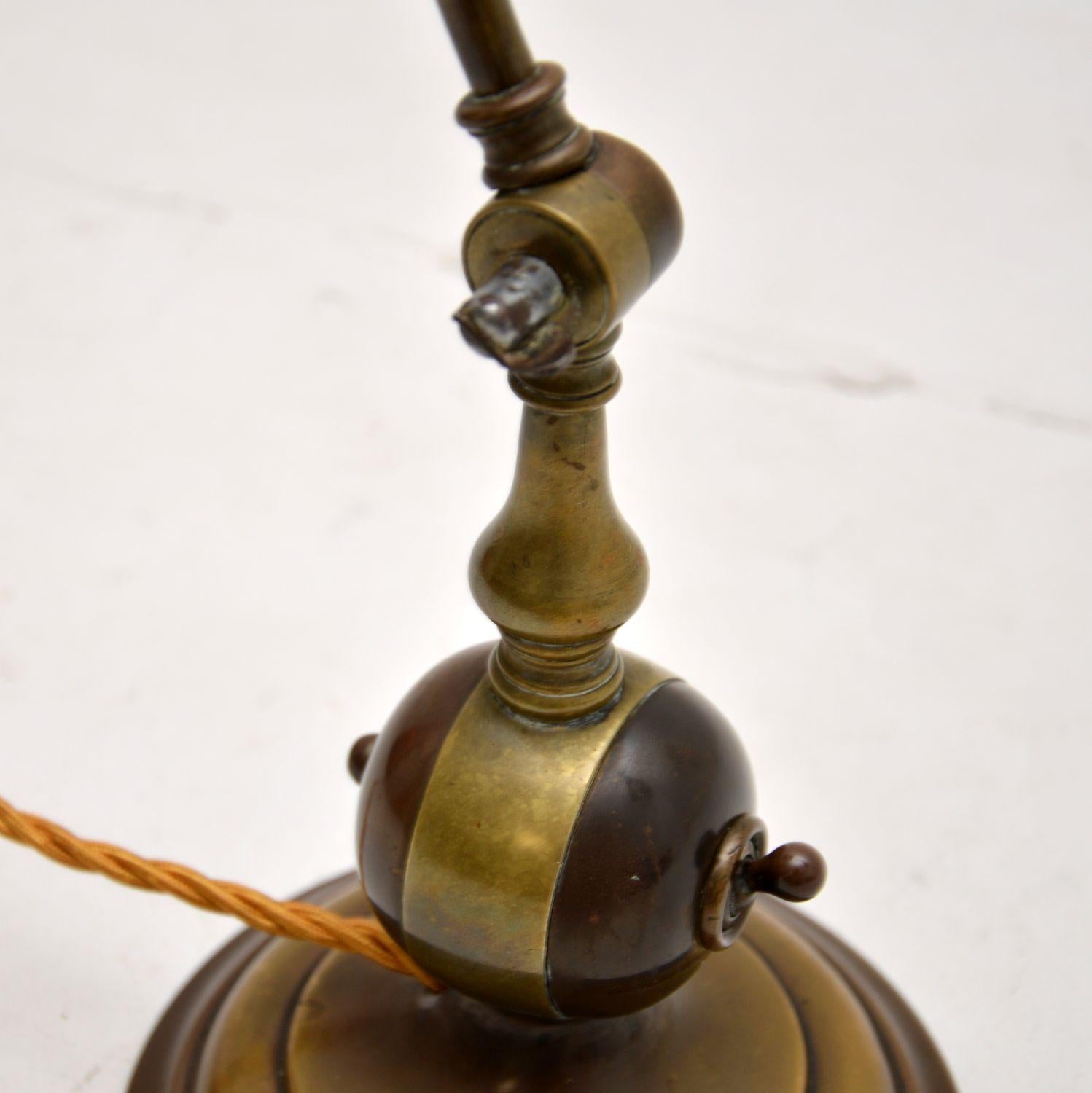 Lampe de bureau pour banquier en laiton antique avec coquille en vente 1