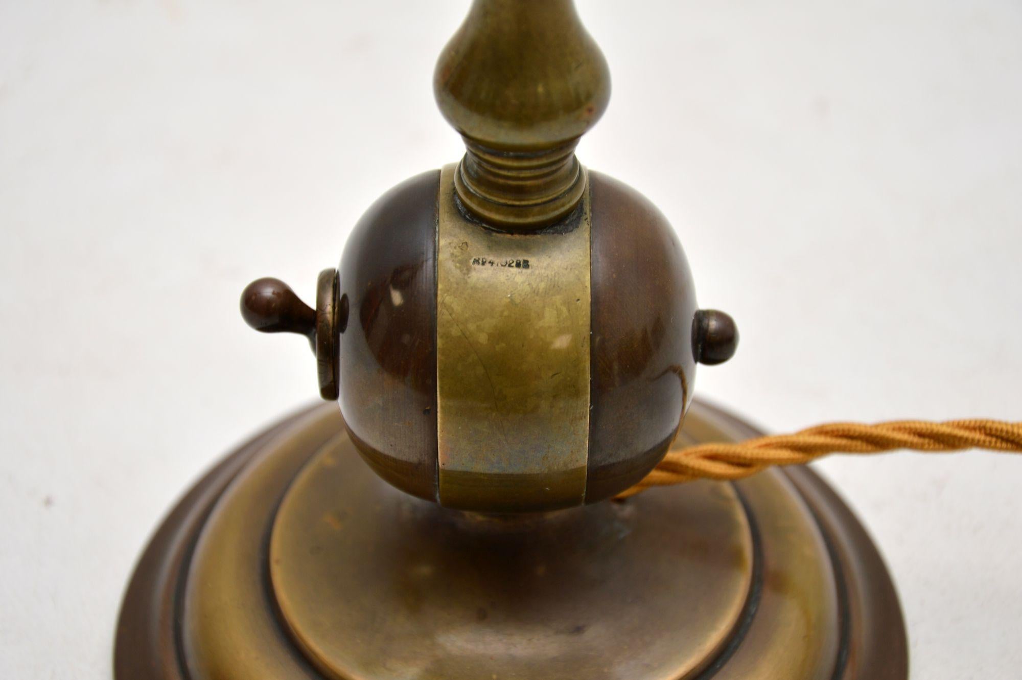 Lampe de bureau pour banquier en laiton antique avec coquille en vente 2