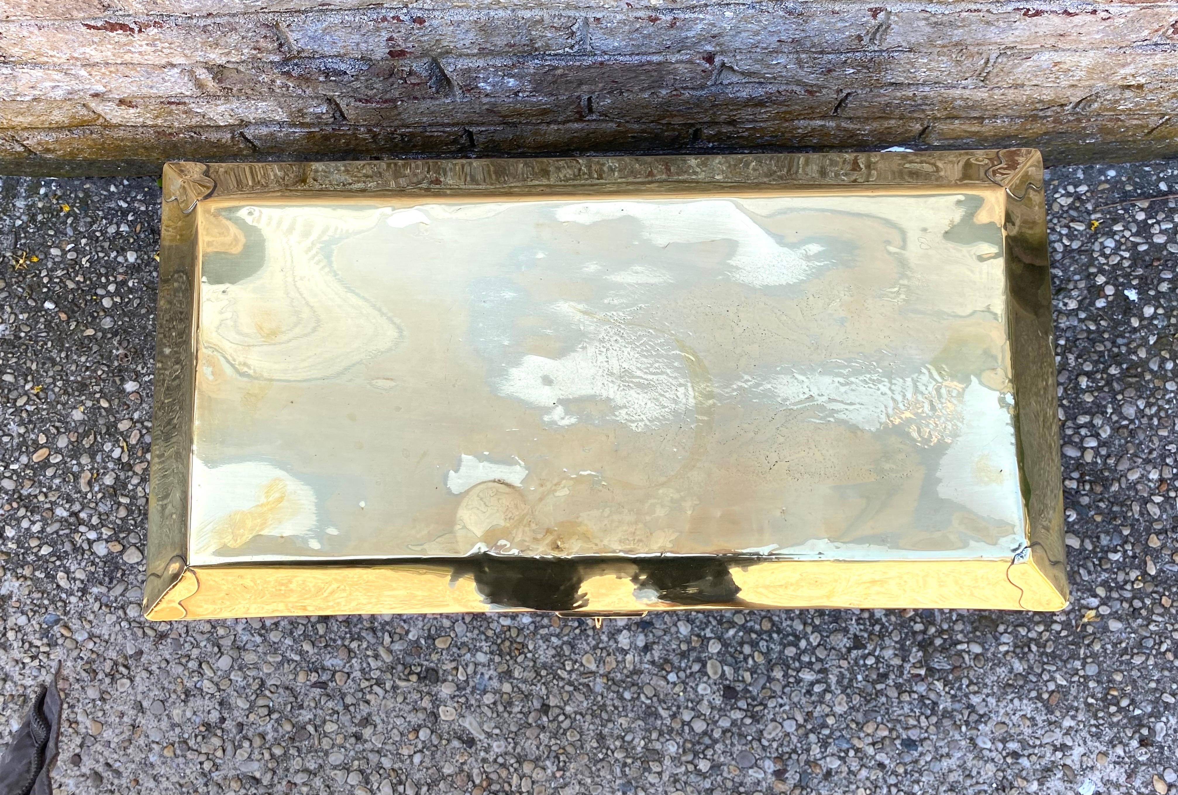 Cestino per carbone in ottone antico con piedini a zampa In condizioni buone in vendita a East Hampton, NY