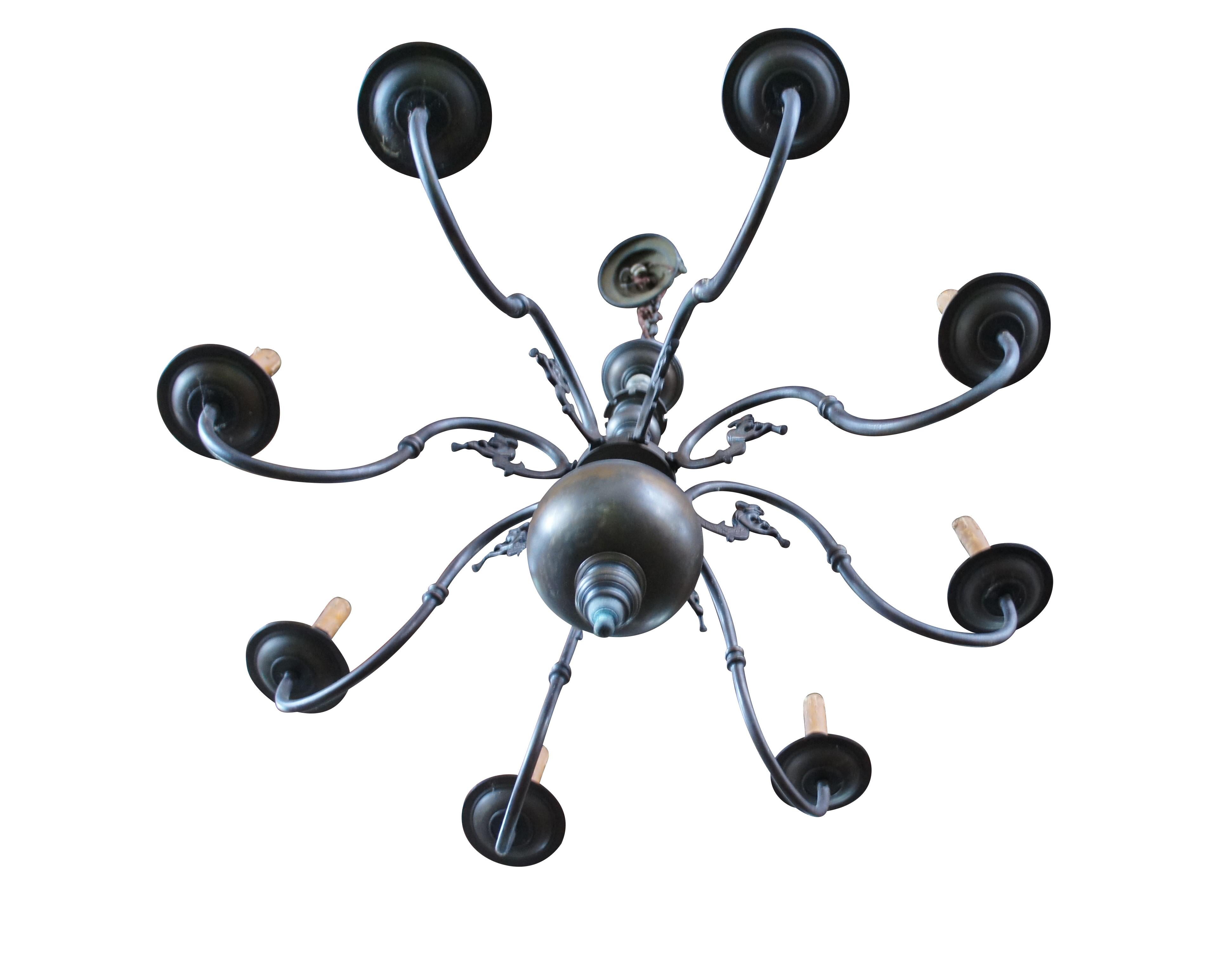 Antico lampadario a candeliere a otto bracci in ottone di Coloni Williamsburg, caratterizzato da uno stile tradizionale con bracci a serpentina e suonatori di flauto figurati.  trombettisti.

Dimensioni:
37