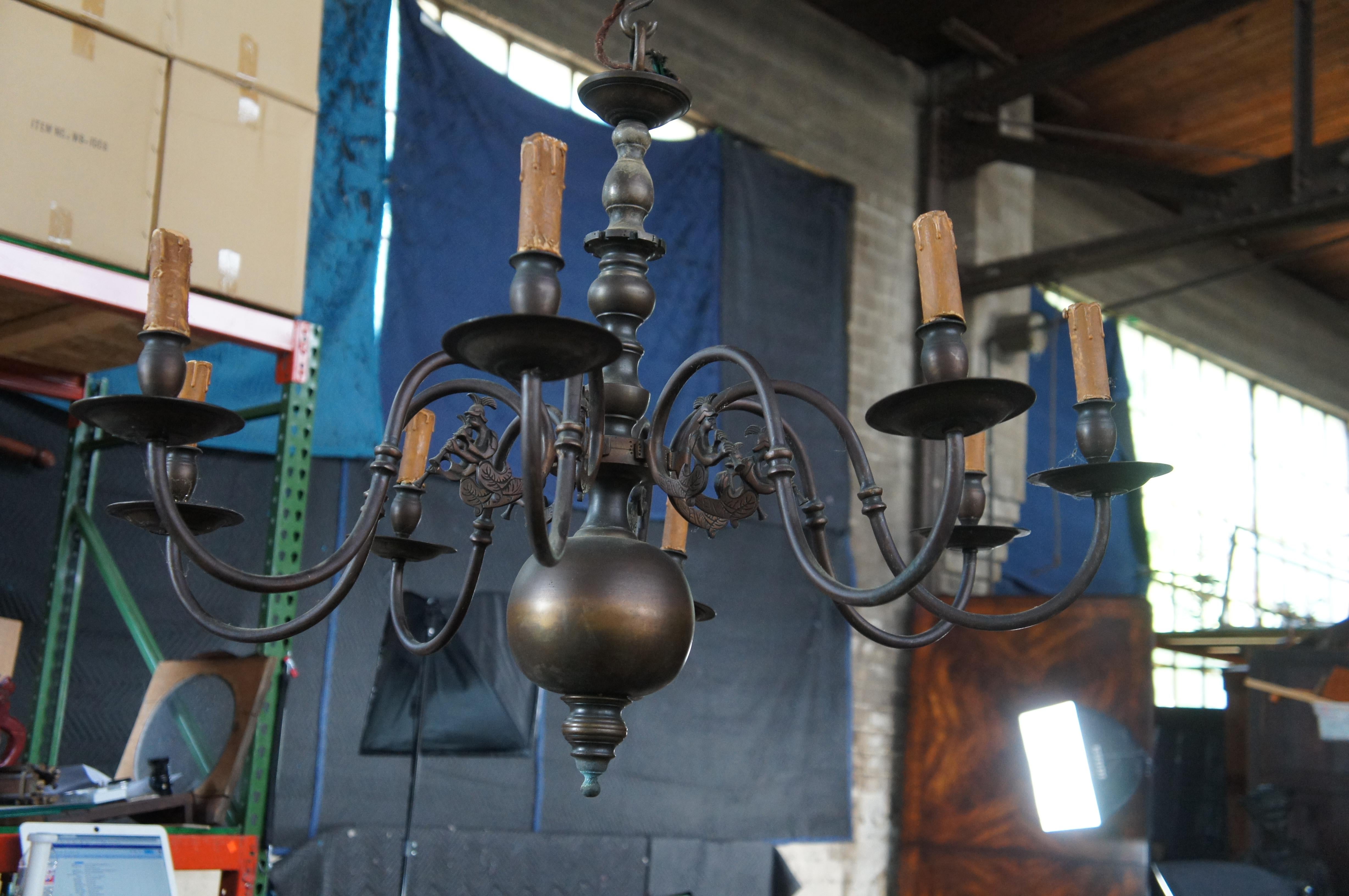 Lampadario a 8 bracci in ottone antico Colonial Williamsburg con luce a candeliere da 35 pollici In condizioni buone in vendita a Dayton, OH