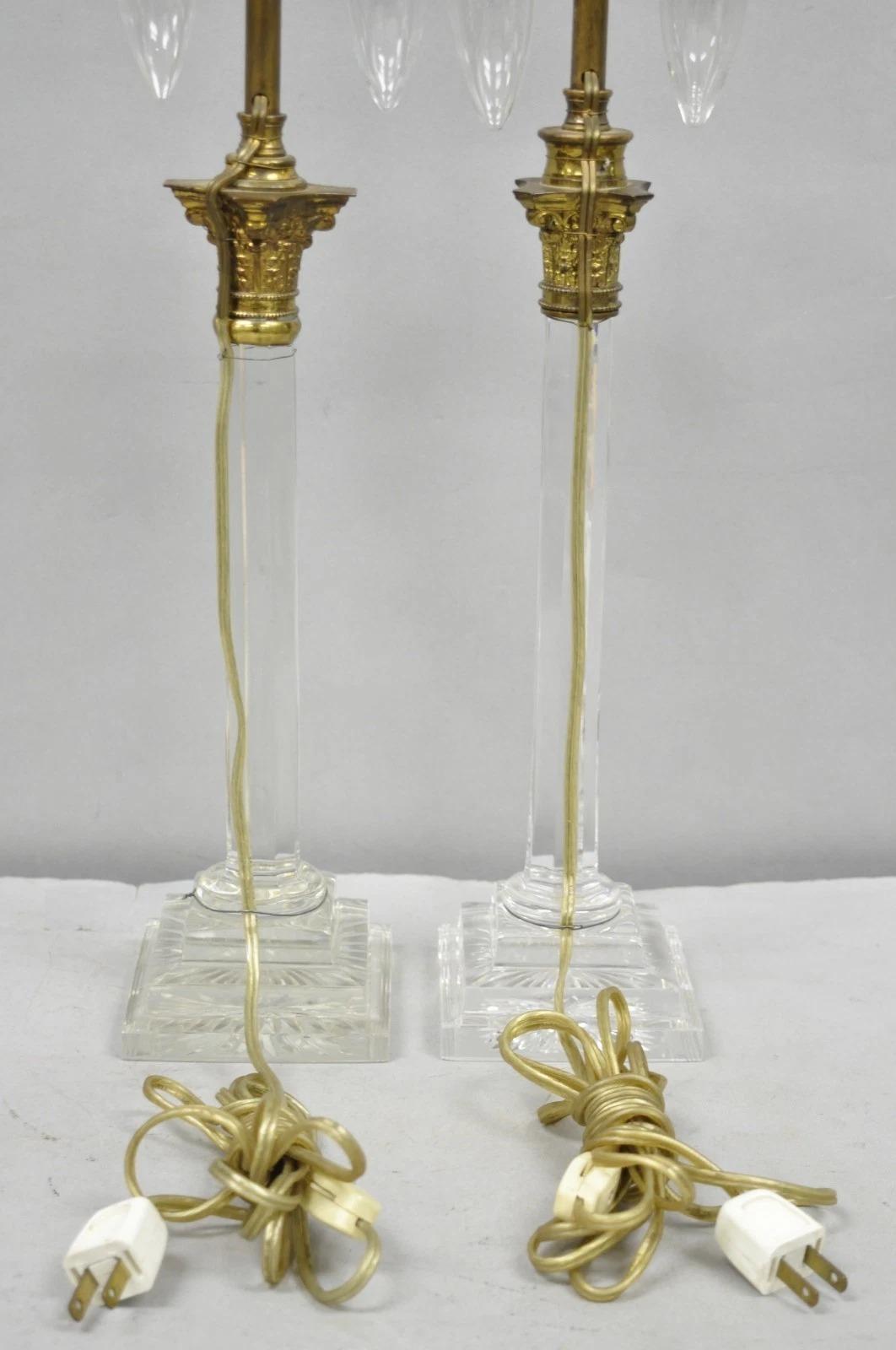 Par de candelabros pequeños de latón antiguo con columna corintia y cristal en venta 4