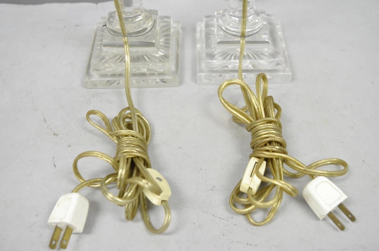 Par de candelabros pequeños de latón antiguo con columna corintia y cristal en venta 5