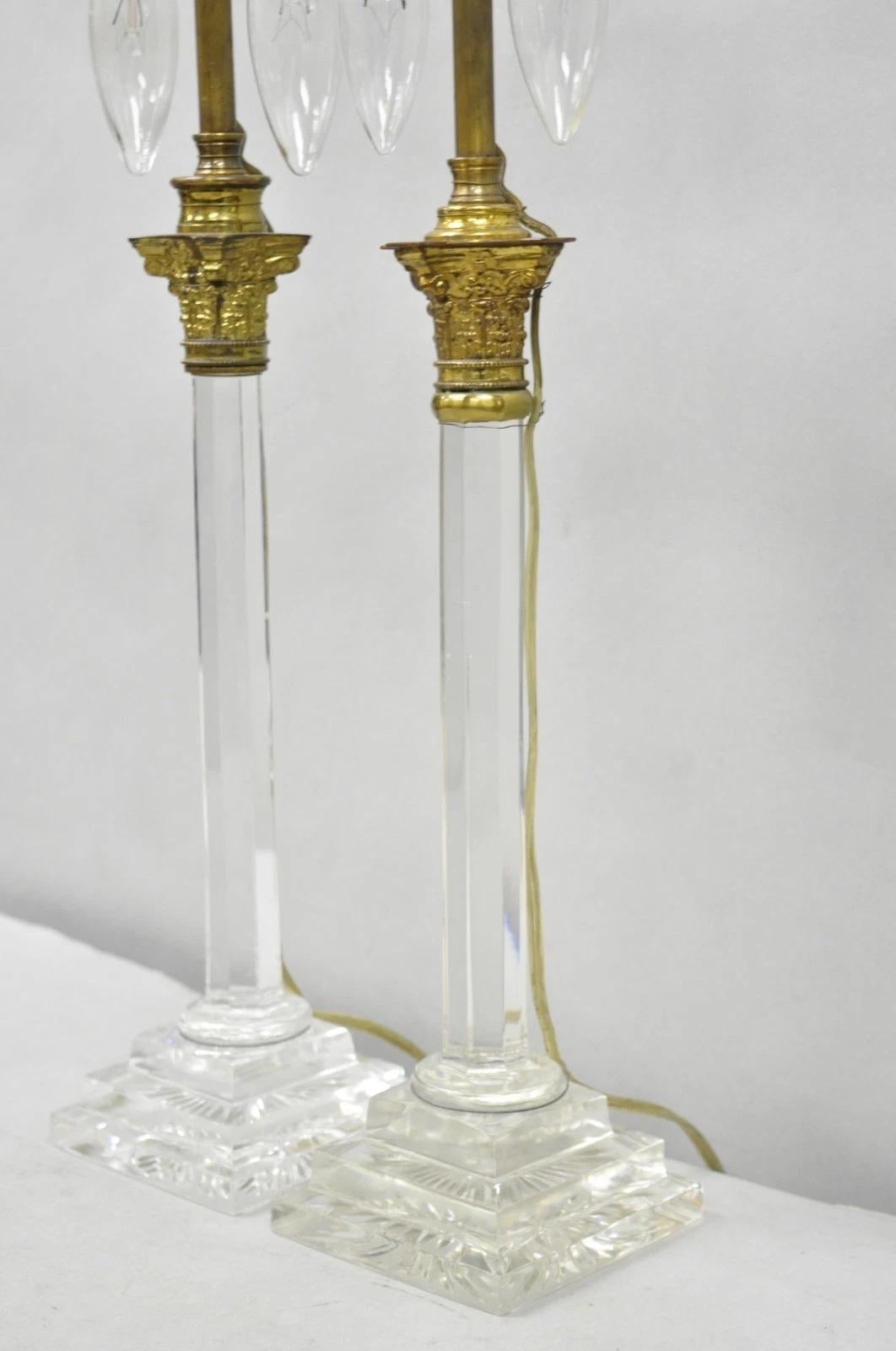 Par de candelabros pequeños de latón antiguo con columna corintia y cristal en venta 6
