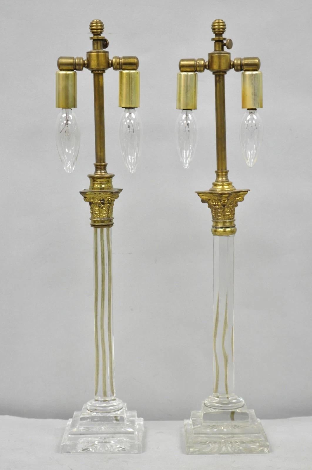 Par de candelabros pequeños de latón antiguo con columna corintia y cristal en venta 7