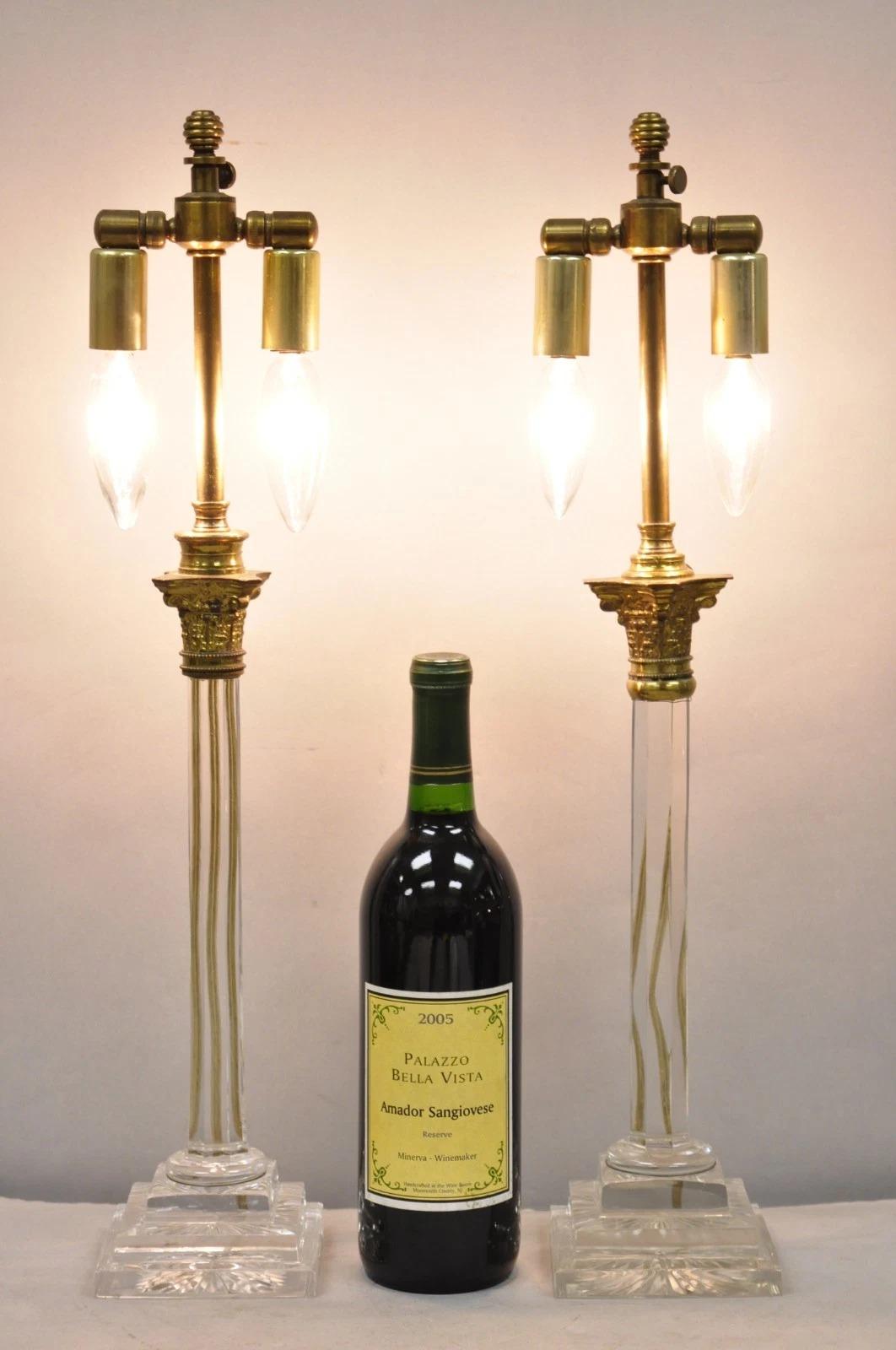 Lámparas de mesa pequeñas con candelabro de cristal y columna corintia de latón antiguo (casi pareja). Ligera variación en los detalles del capitolio montado en latón con los examles que aparecen en la foto. Principios del siglo XX. Medidas: 23