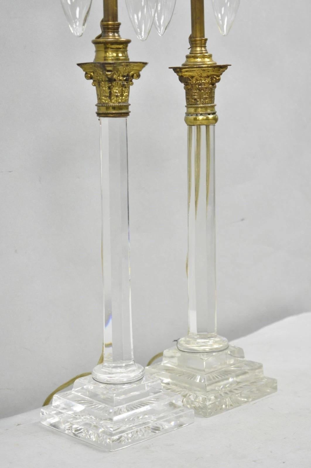 Par de candelabros pequeños de latón antiguo con columna corintia y cristal Otro en venta
