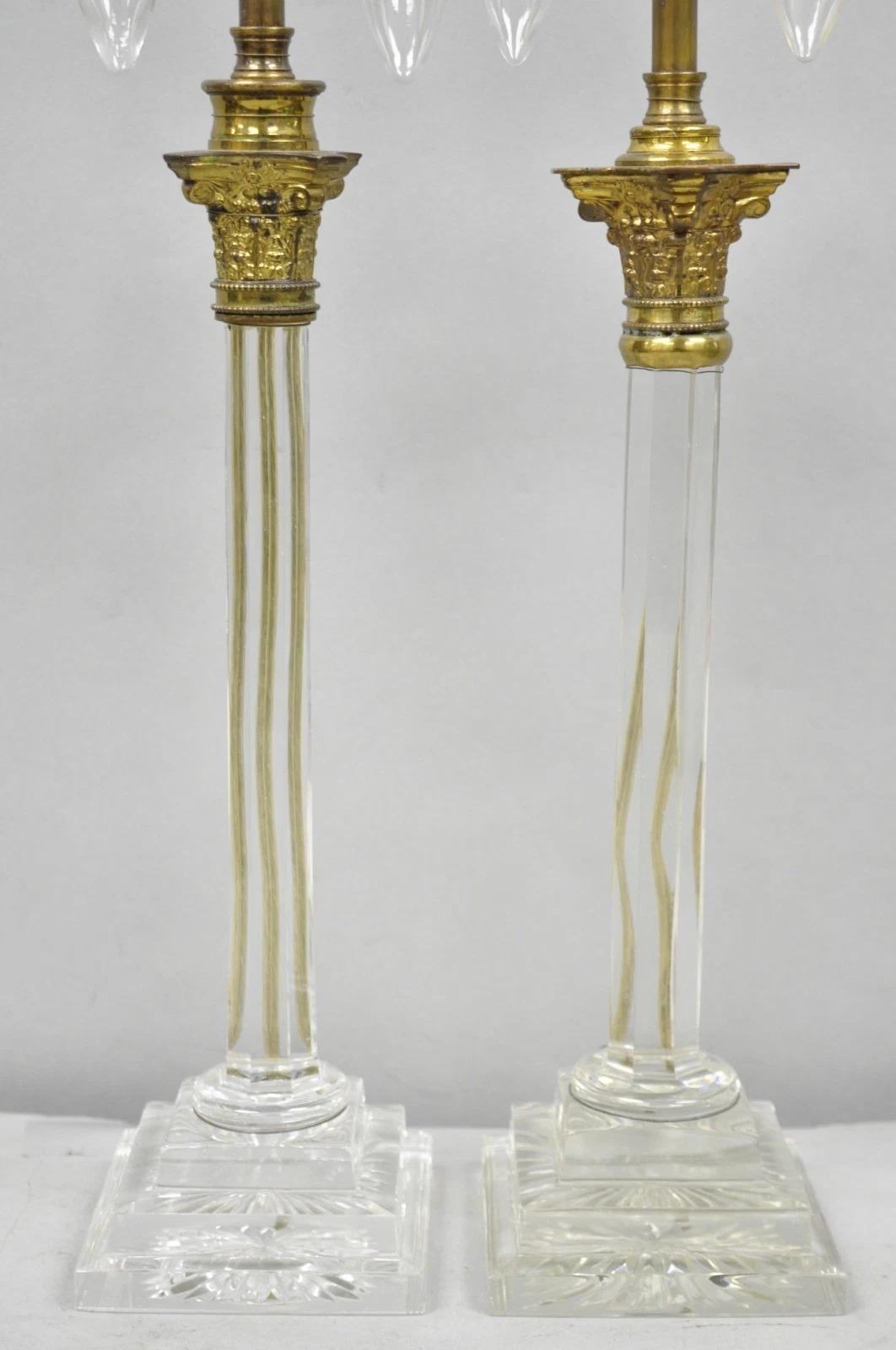 Par de candelabros pequeños de latón antiguo con columna corintia y cristal en Bueno estado para la venta en Philadelphia, PA