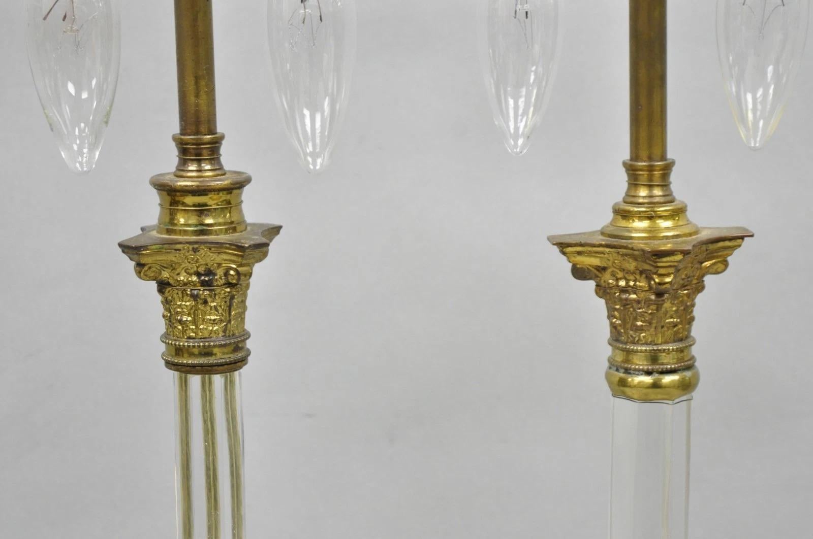 Par de candelabros pequeños de latón antiguo con columna corintia y cristal siglo XX en venta