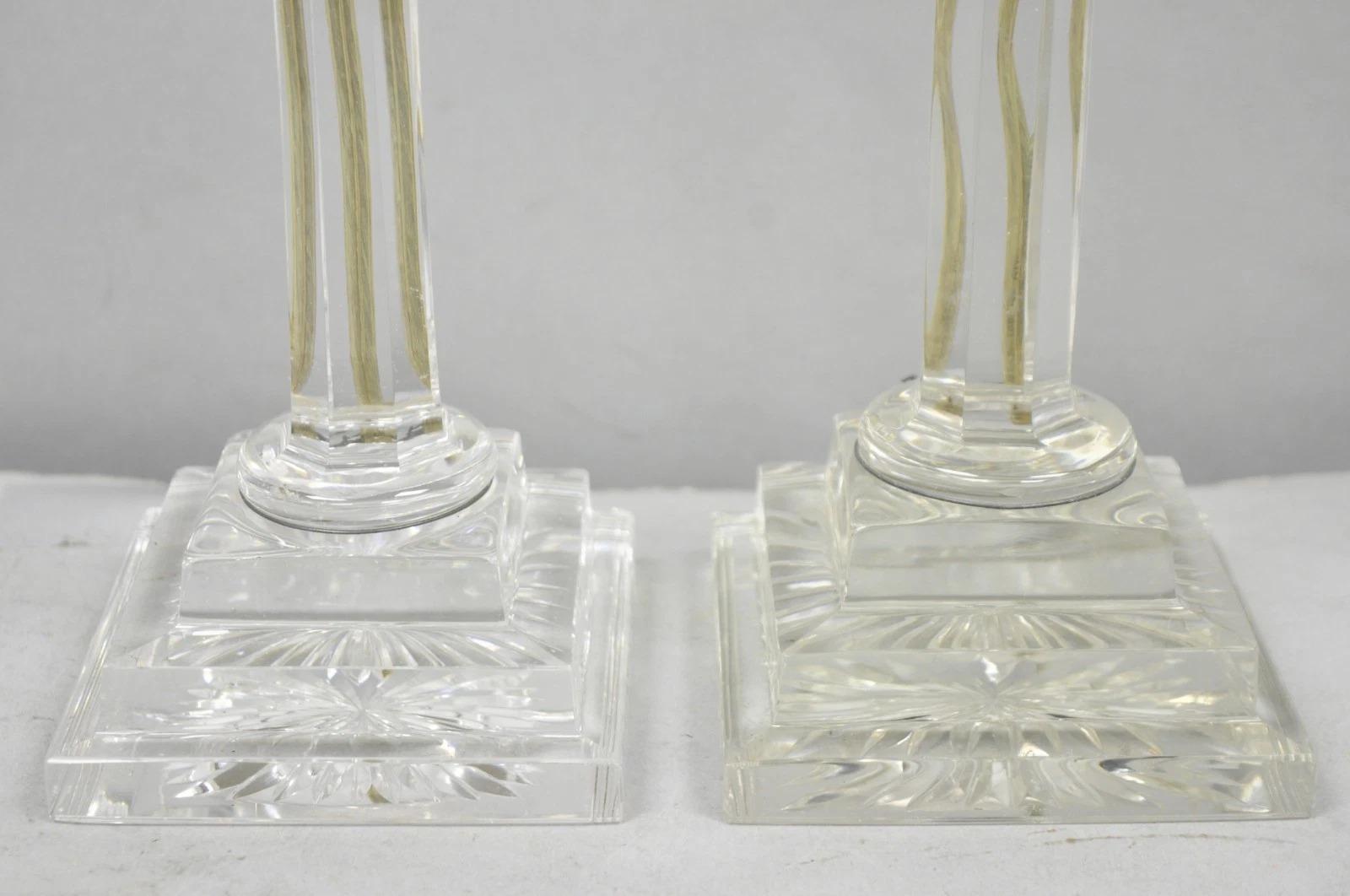 Par de candelabros pequeños de latón antiguo con columna corintia y cristal Latón en venta