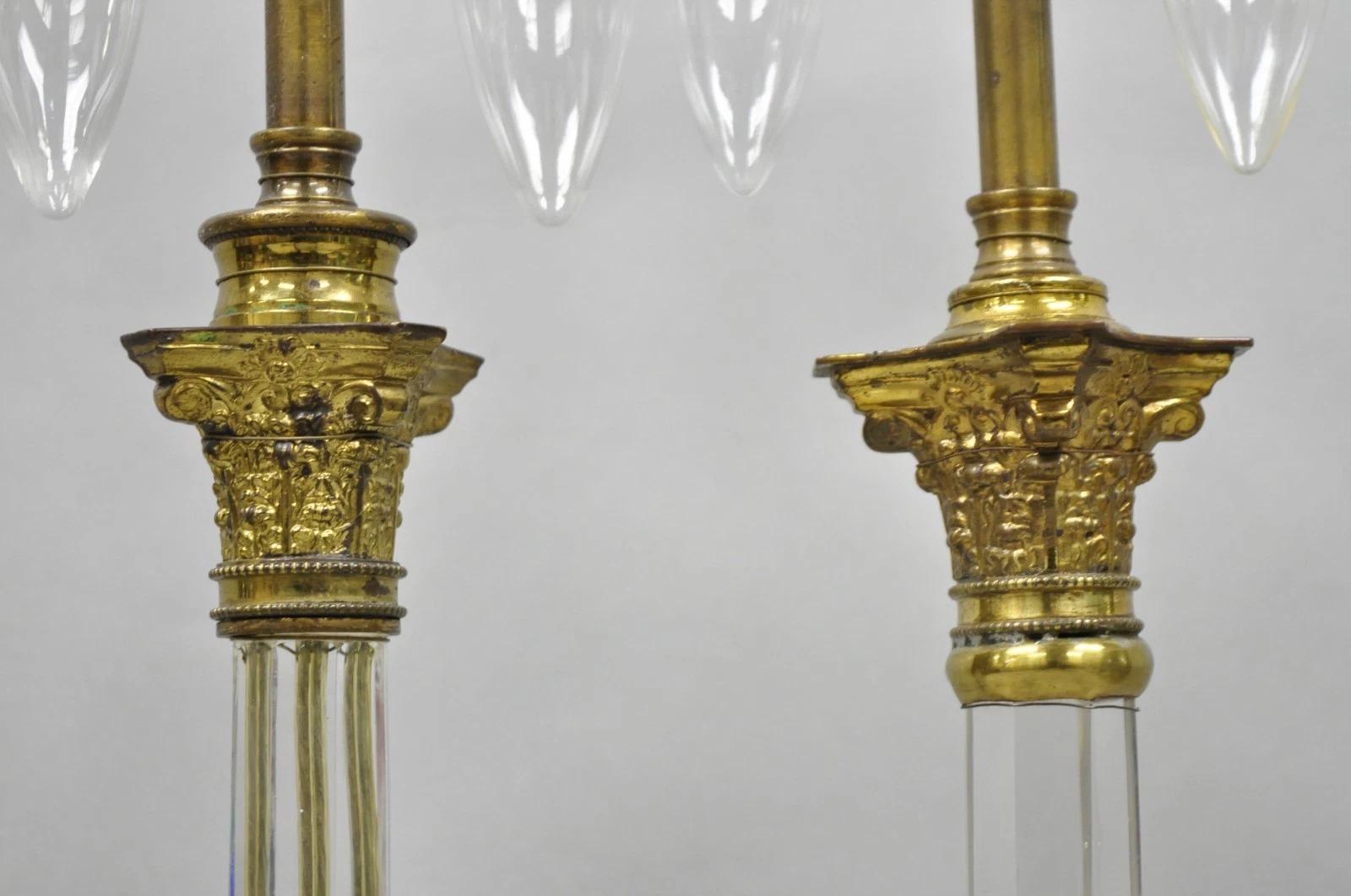 Par de candelabros pequeños de latón antiguo con columna corintia y cristal en venta 1
