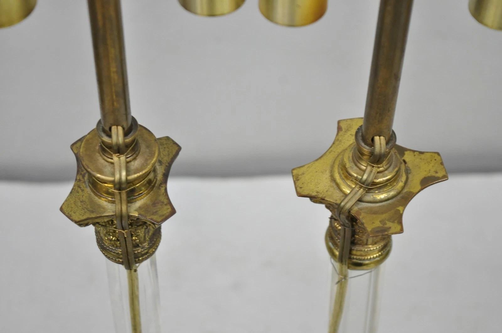 Par de candelabros pequeños de latón antiguo con columna corintia y cristal en venta 2